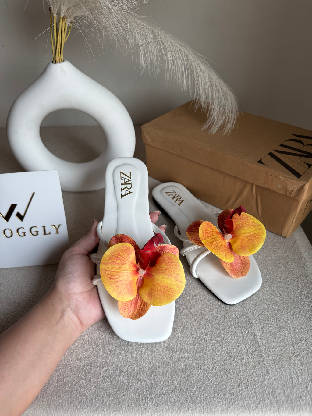 VIRAL FLOWER SLIDES - White with Orangish Red