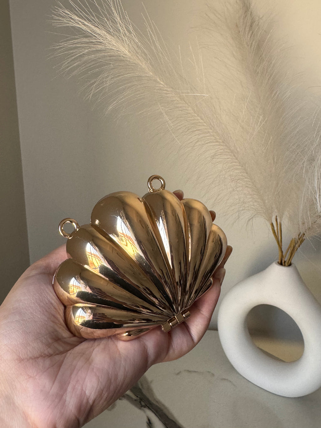 Seashell Metallic Clutch with Chain - Gold