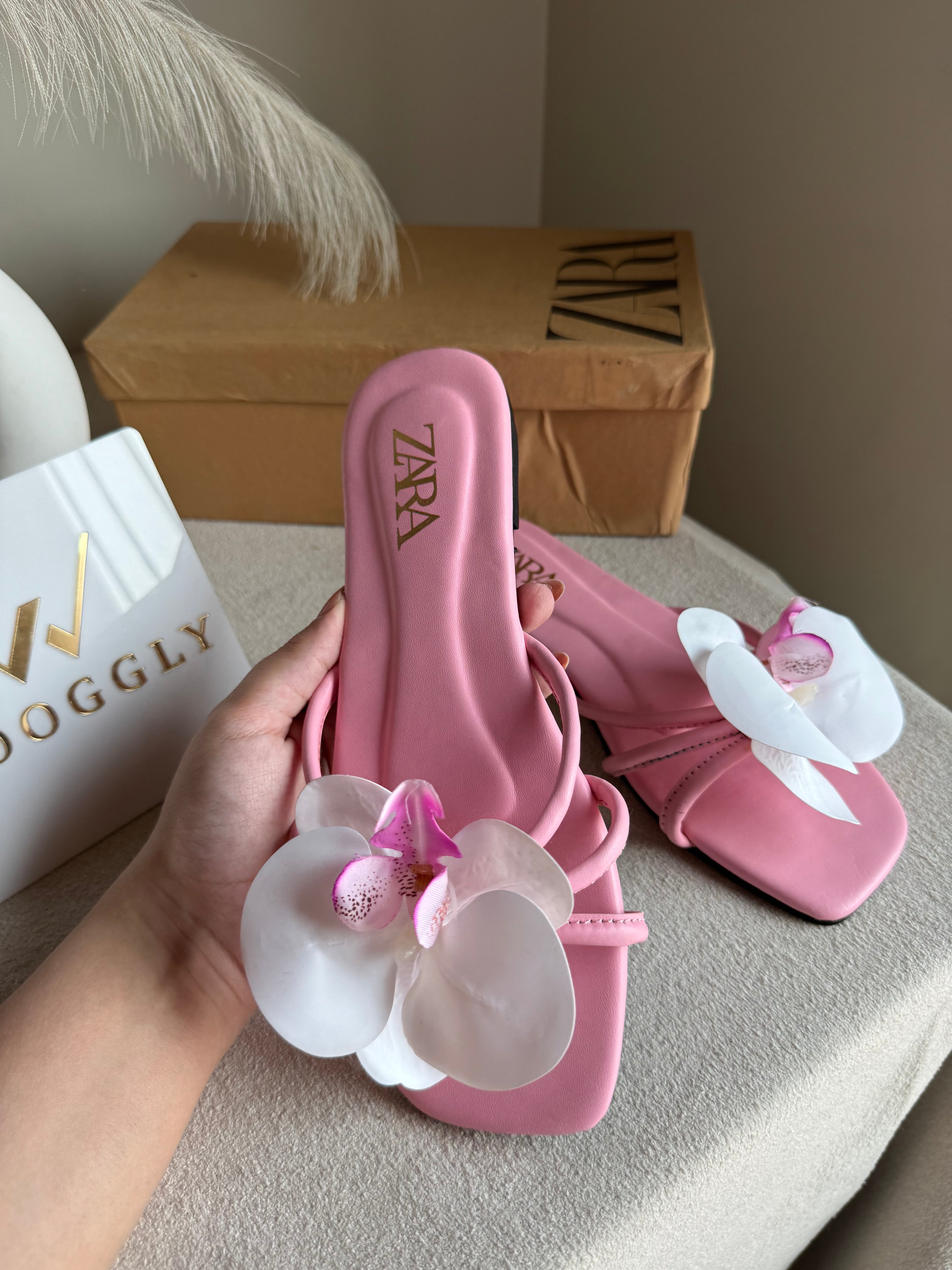 VIRAL FLOWER SLIDES - Baby Pink with White