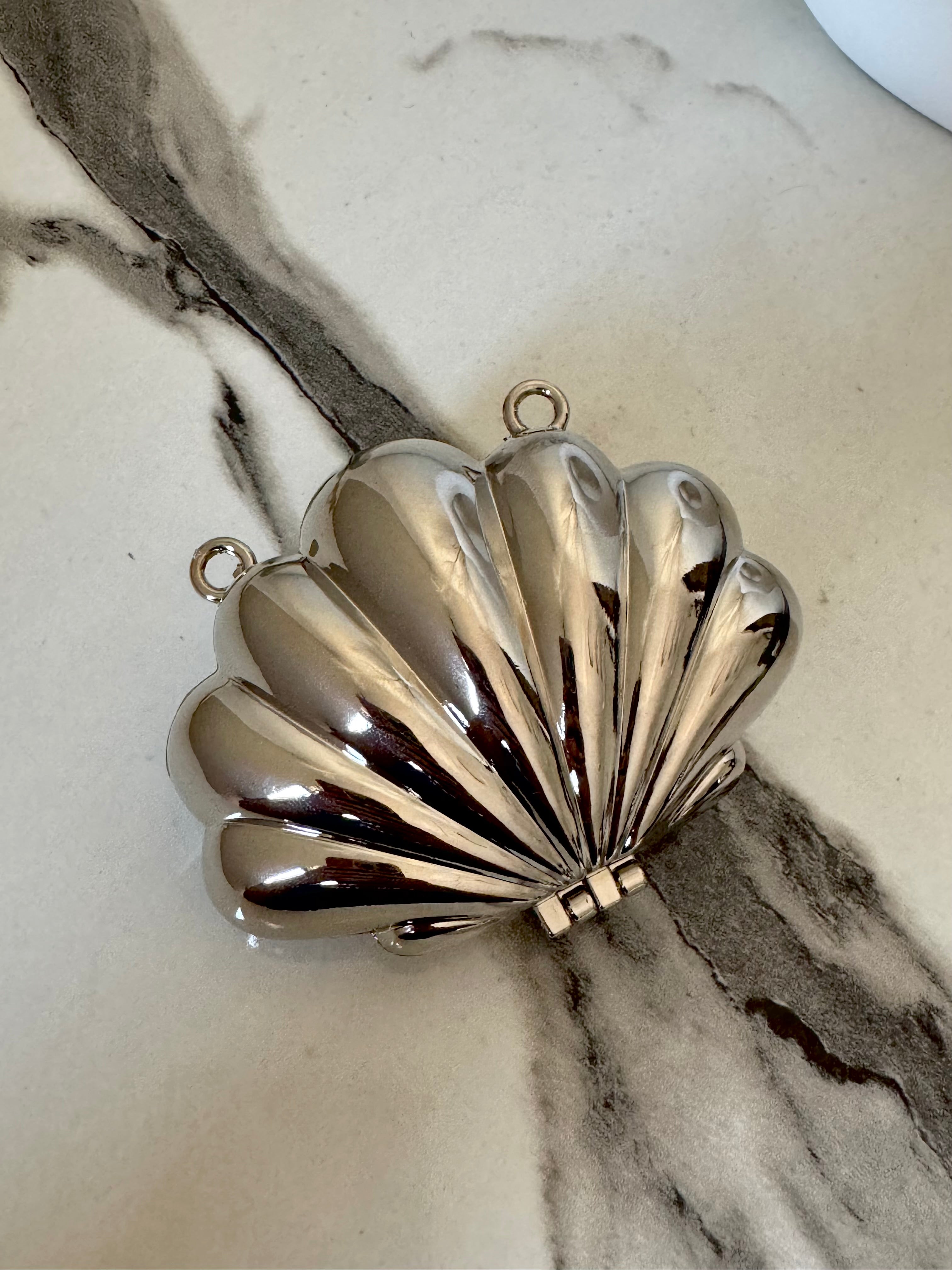 Seashell Metallic Clutch with Chain - Silver