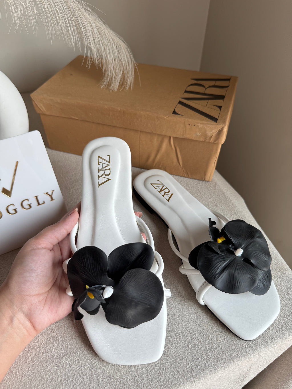 VIRAL FLOWER SLIDES - White with Black