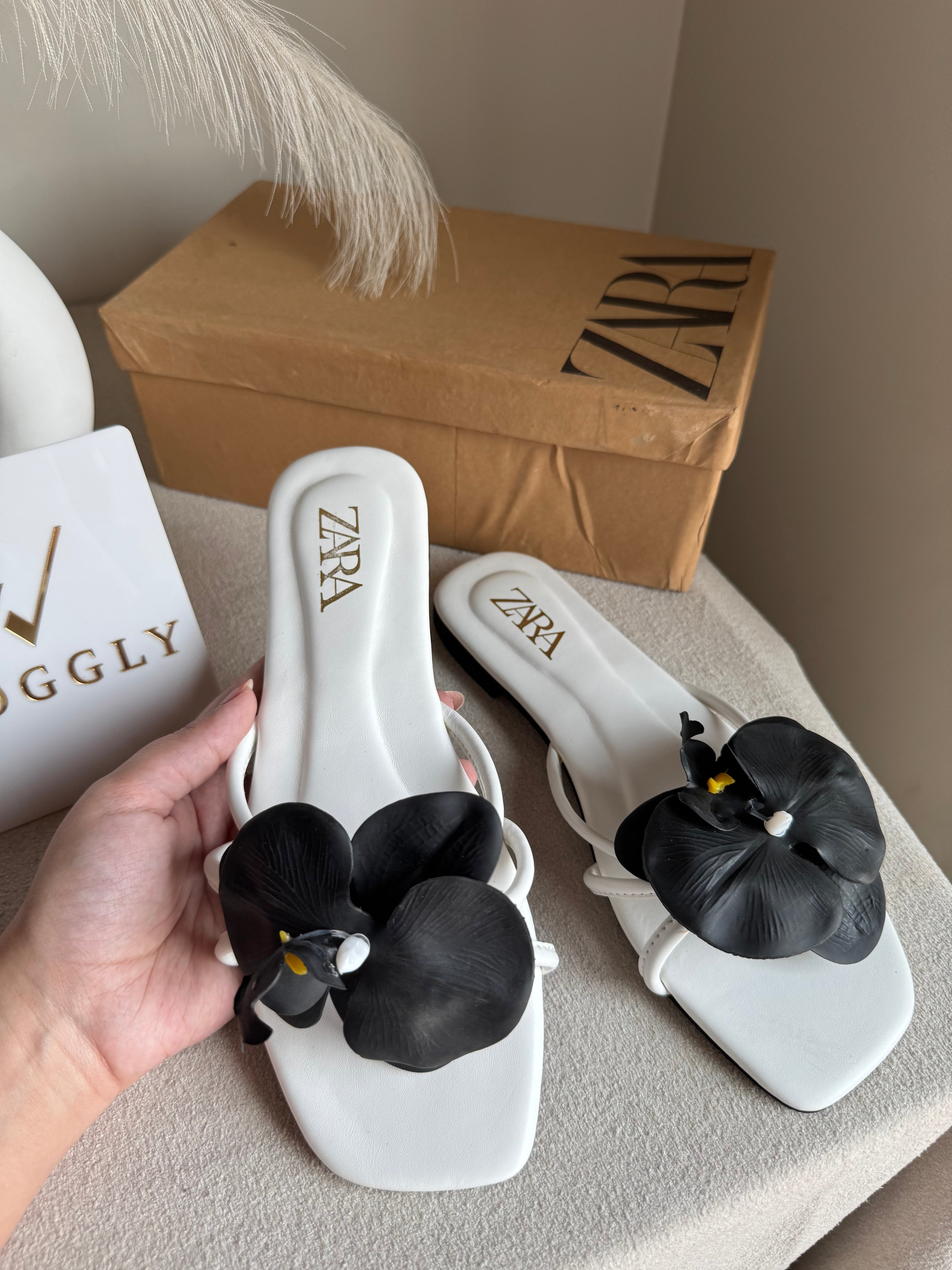 VIRAL FLOWER SLIDES - White with Black