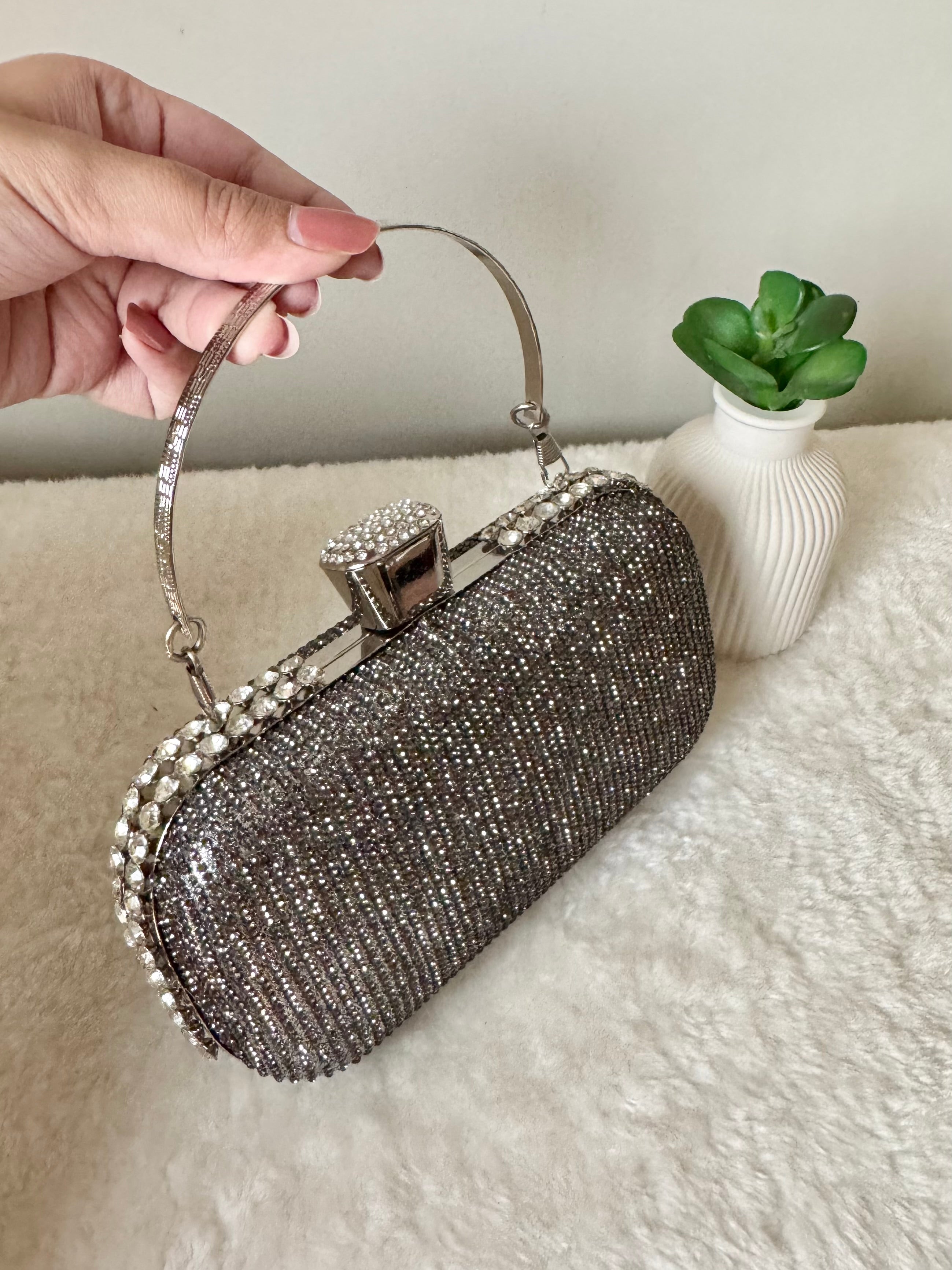 Diva Mode Clutch - Silverish Grey