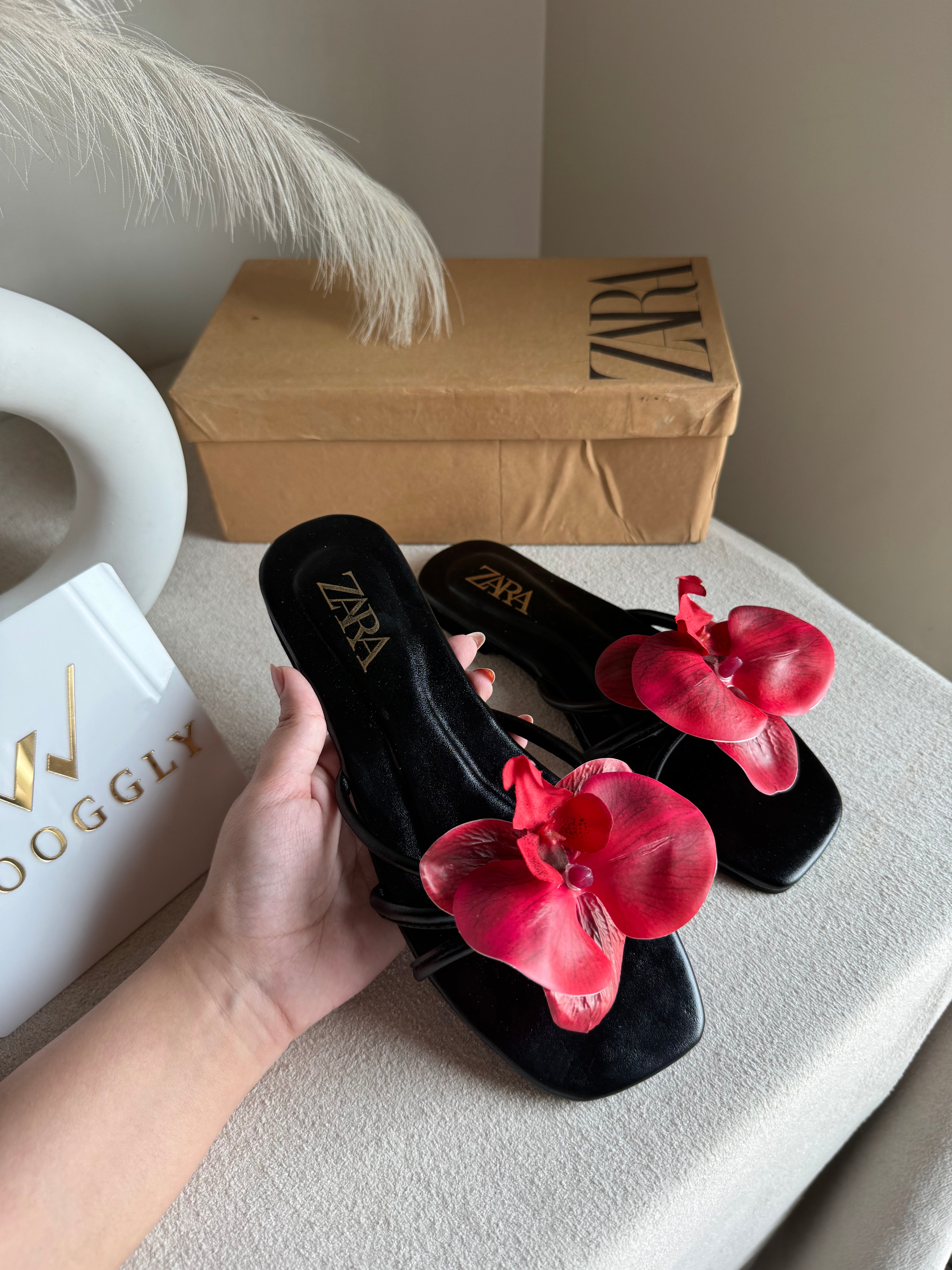VIRAL FLOWER SLIDES - Black with Red Flower