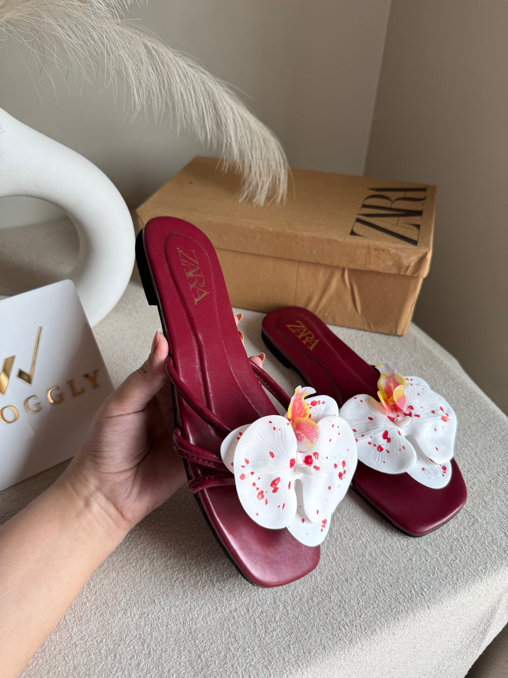 VIRAL FLOWER SLIDES - Maroon with White