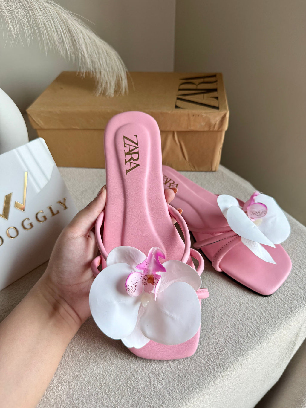 VIRAL FLOWER SLIDES - Baby Pink with White