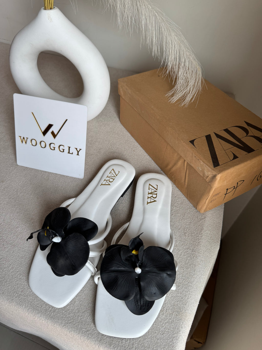 VIRAL FLOWER SLIDES - White with Black