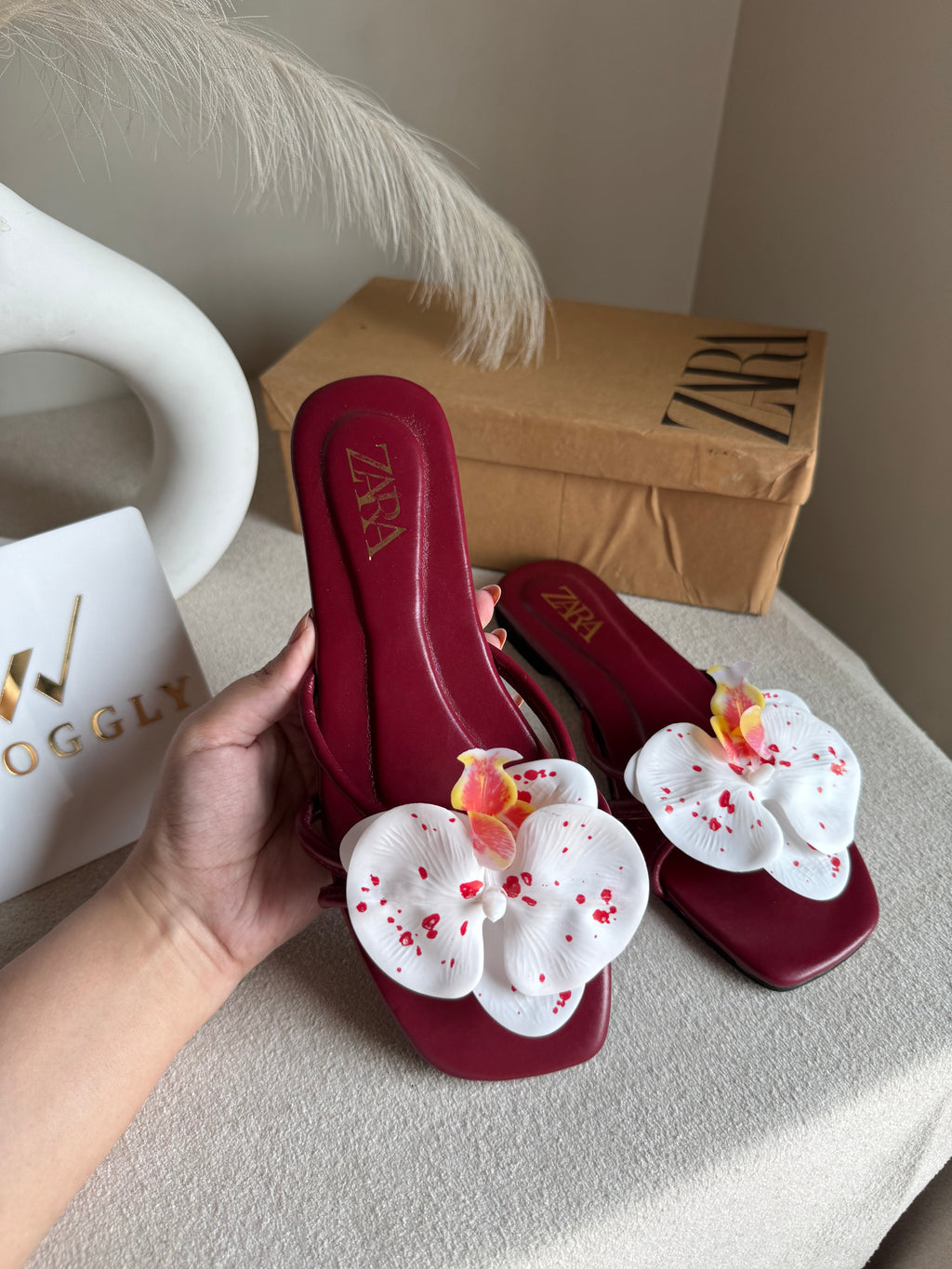 VIRAL FLOWER SLIDES - Maroon with White