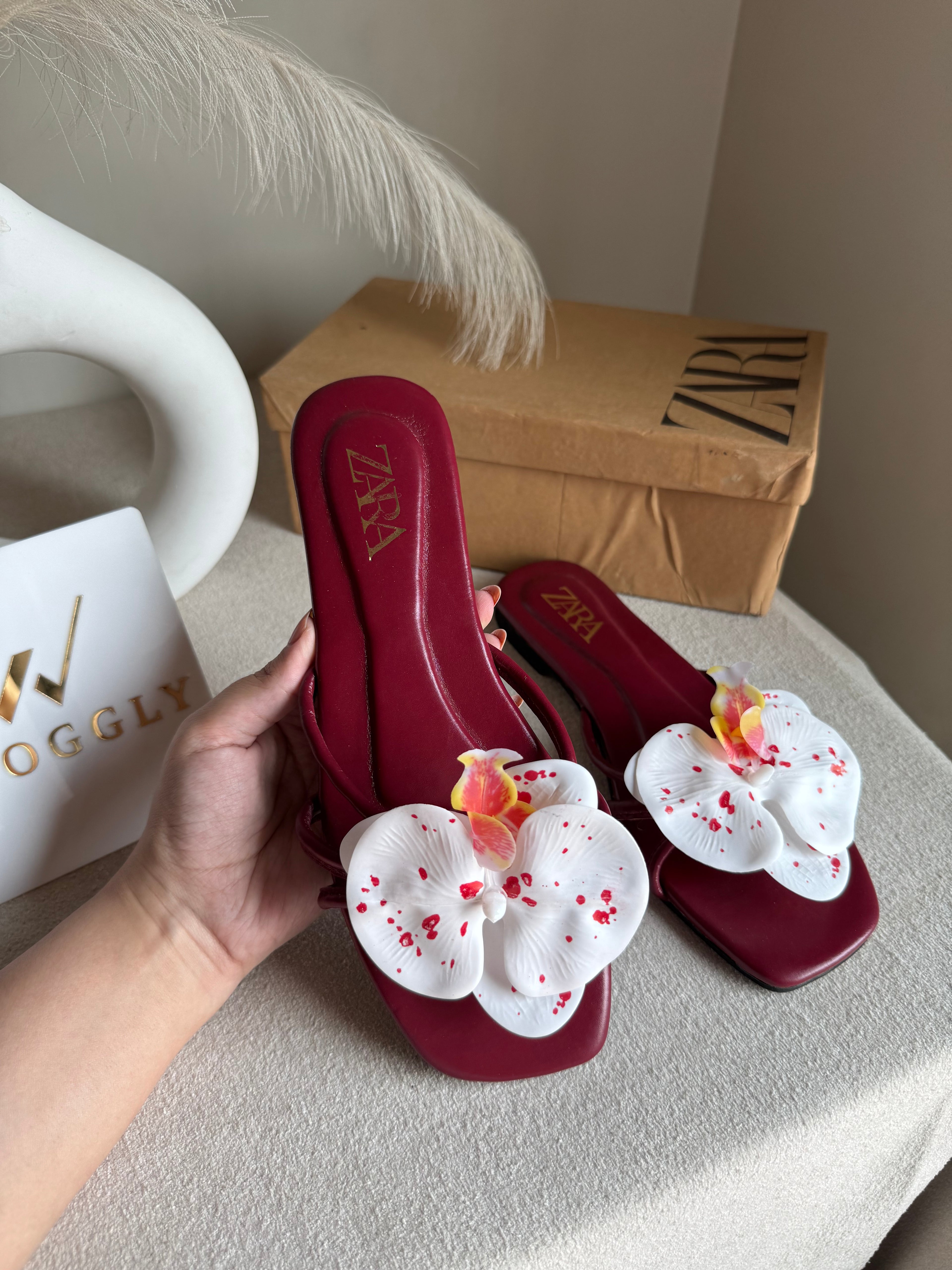 VIRAL FLOWER SLIDES - Maroon with White