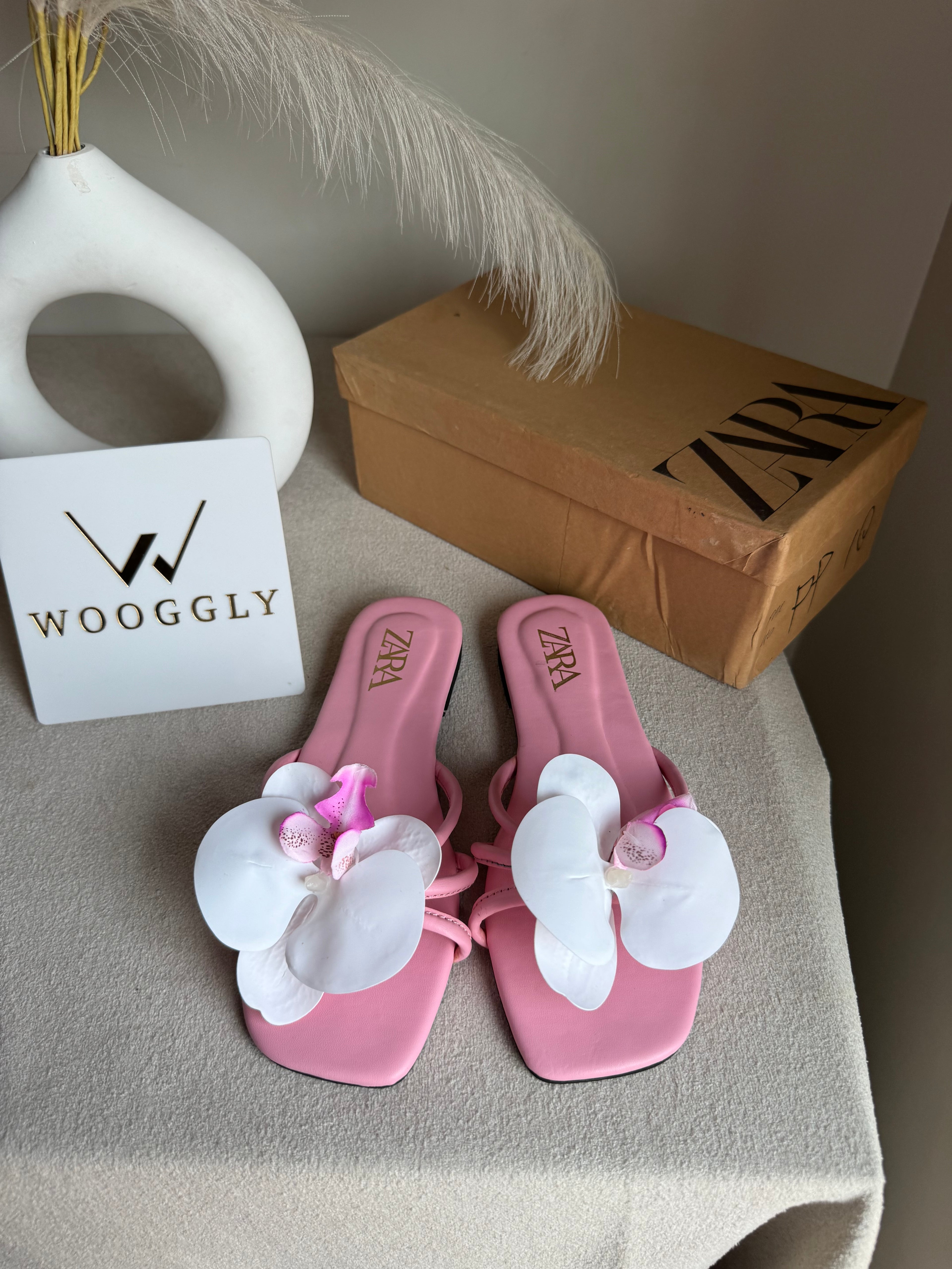 VIRAL FLOWER SLIDES - Baby Pink with White