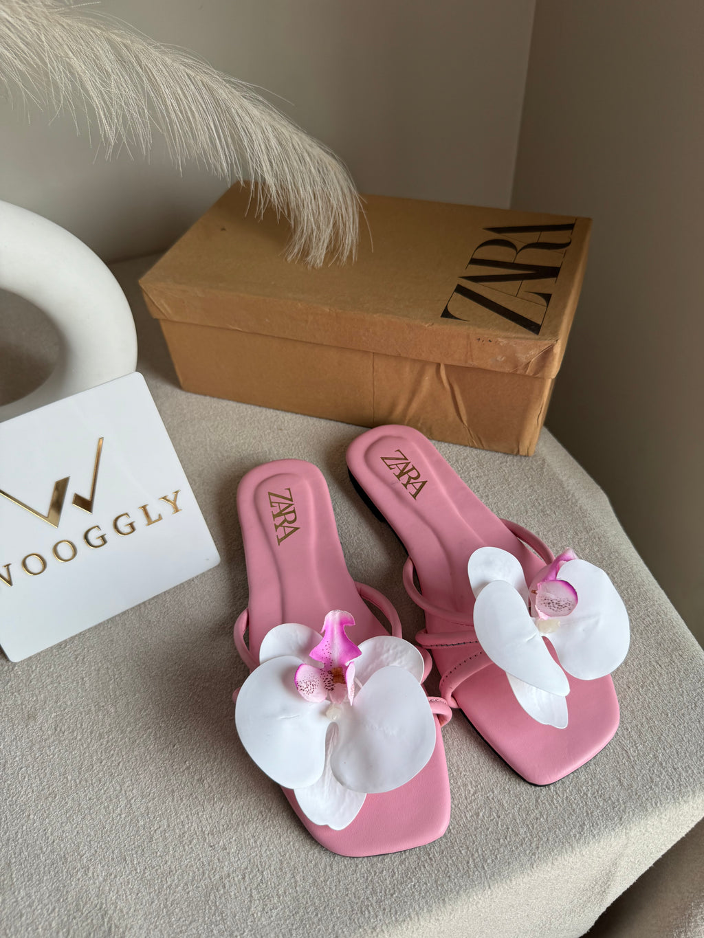 VIRAL FLOWER SLIDES - Baby Pink with White