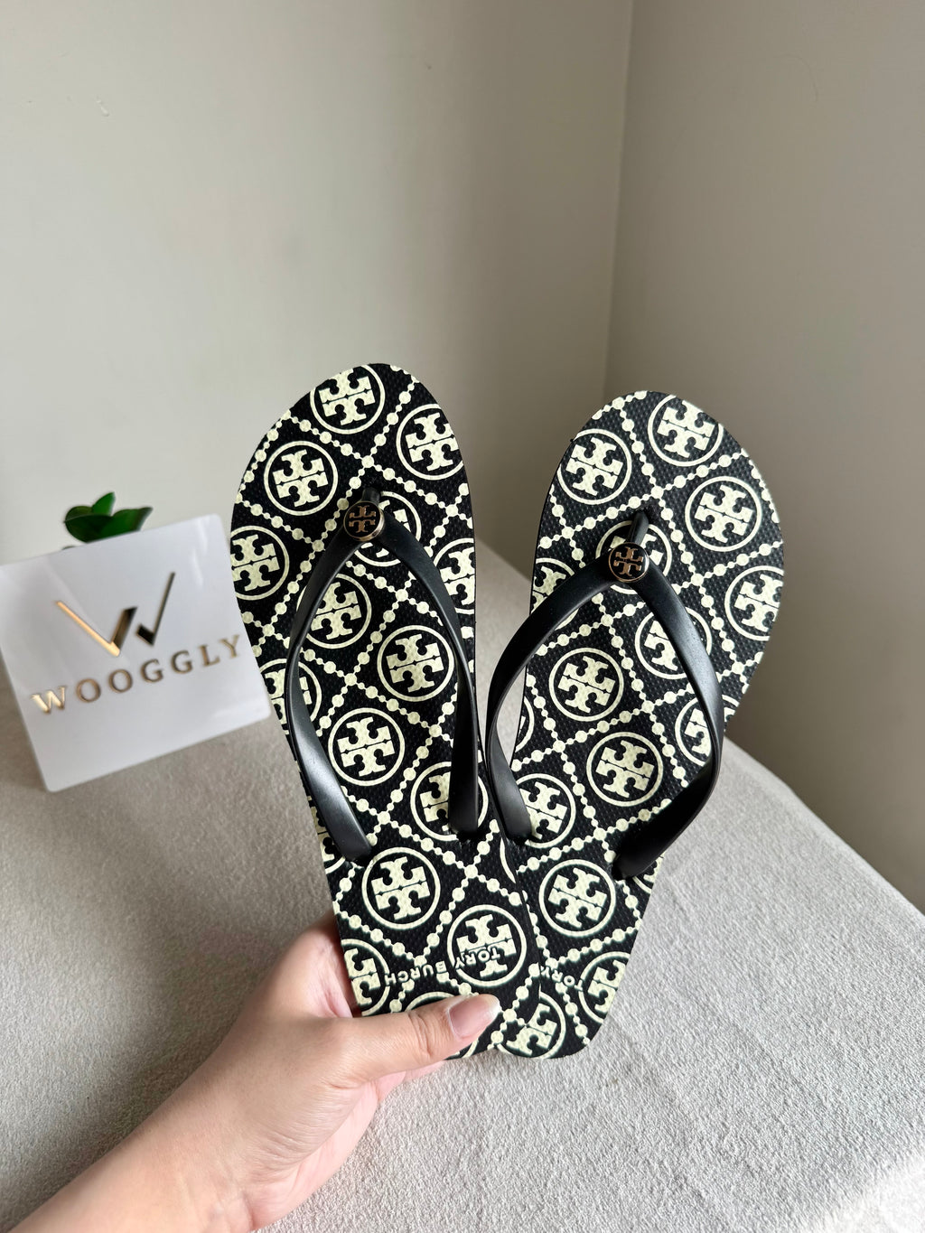 Classic Tory Burch Black & White Comfy Flip Flops