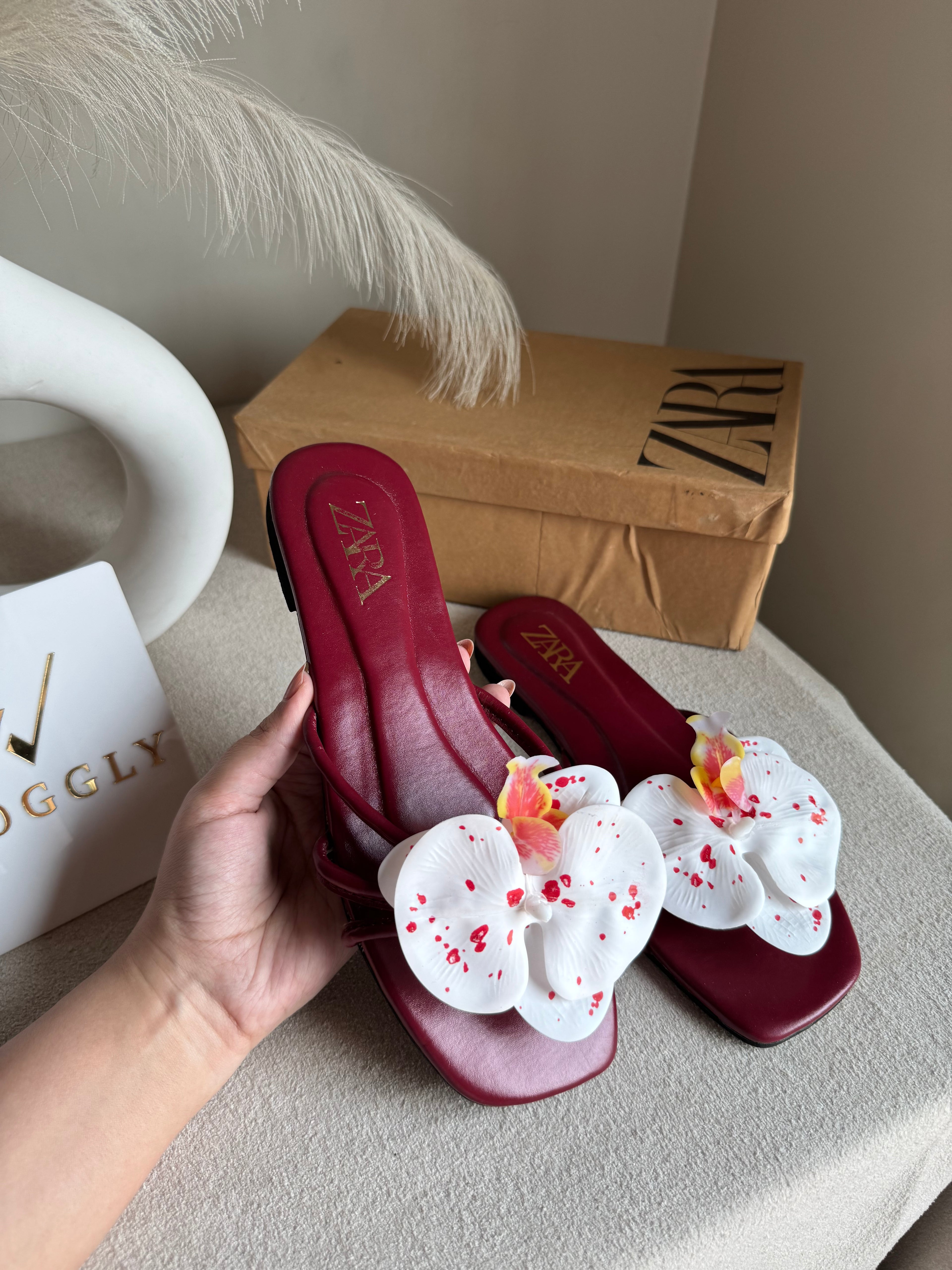 VIRAL FLOWER SLIDES - Maroon with White