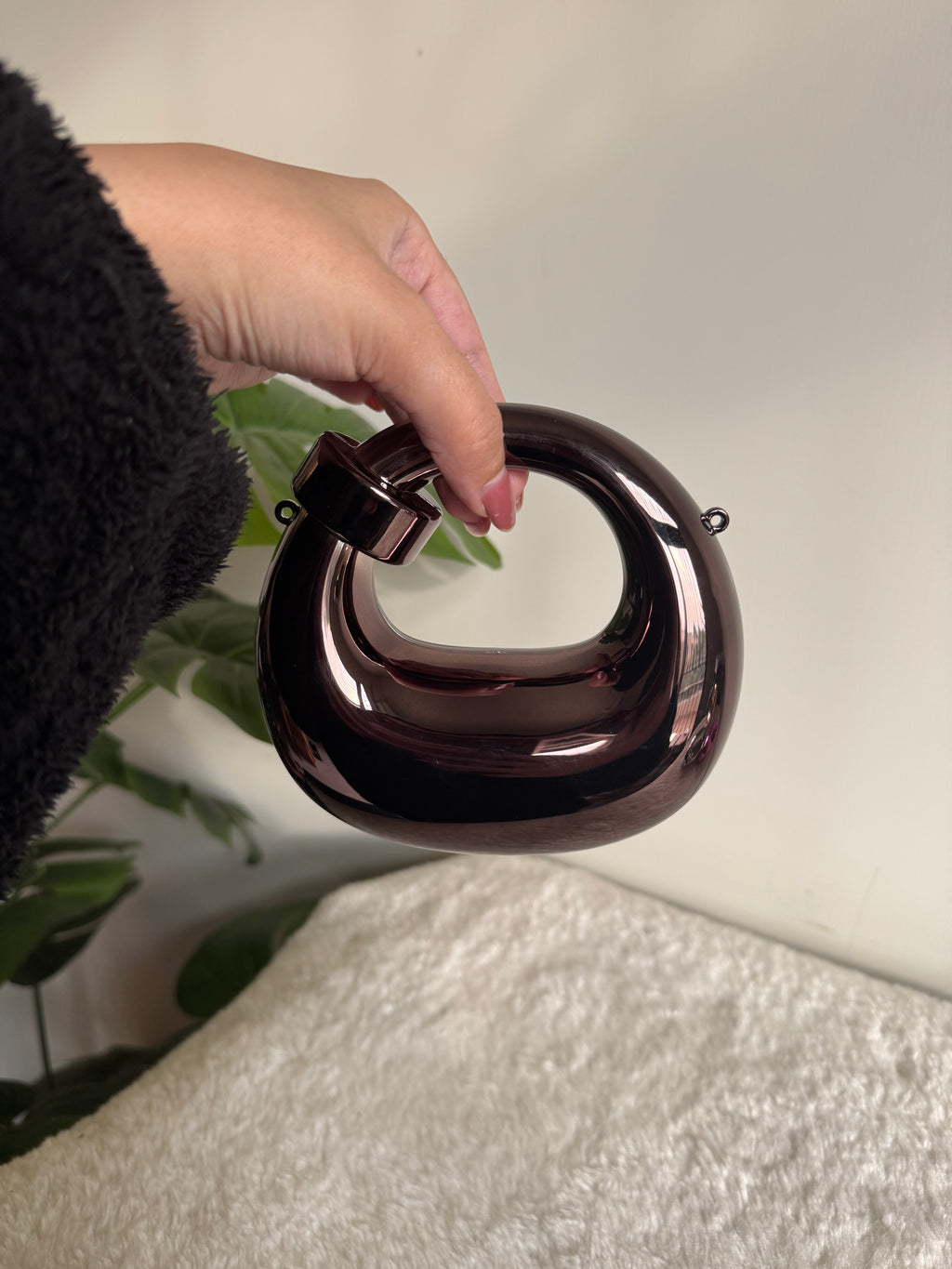 Viral Metallic Knot Clutch with Chain - Mini Black