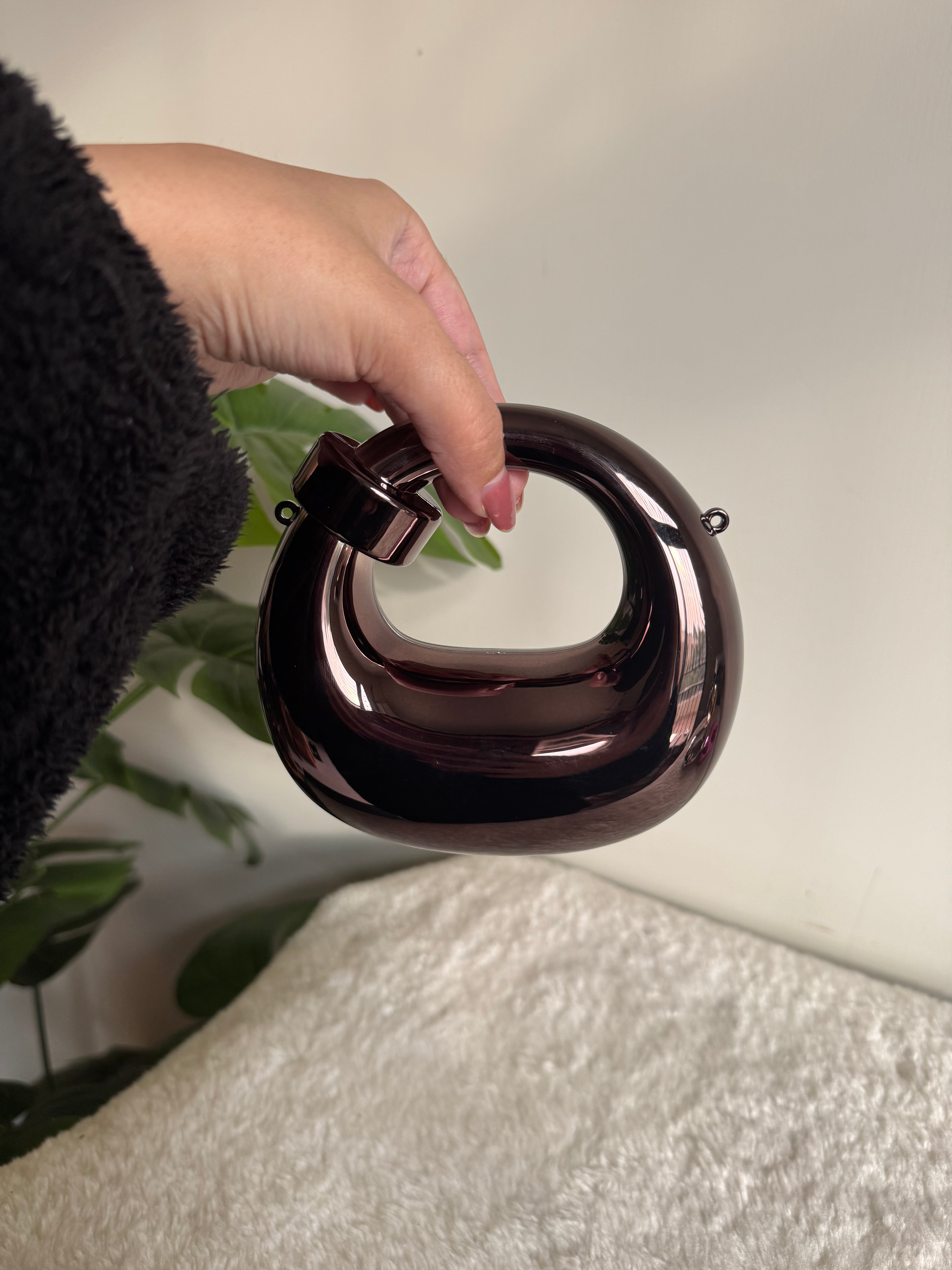 Viral Metallic Knot Clutch with Chain - Mini Black