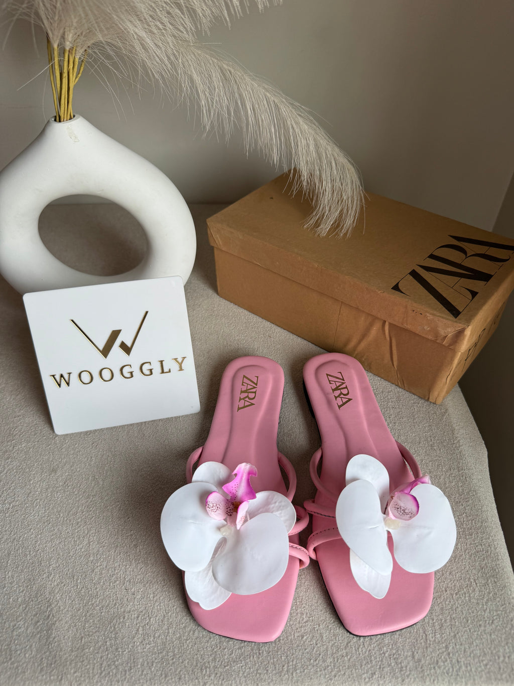 VIRAL FLOWER SLIDES - Baby Pink with White