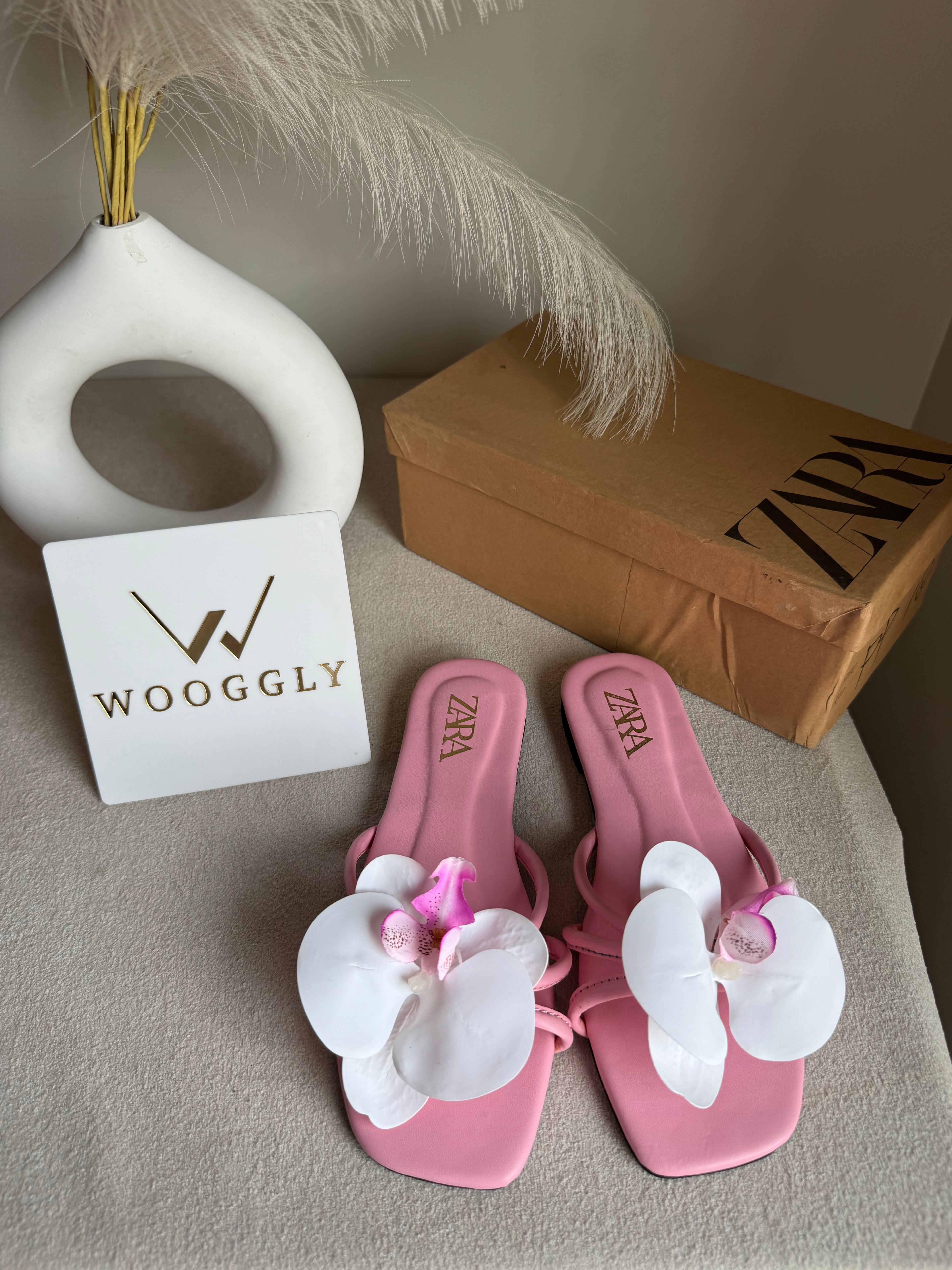 VIRAL FLOWER SLIDES - Baby Pink with White
