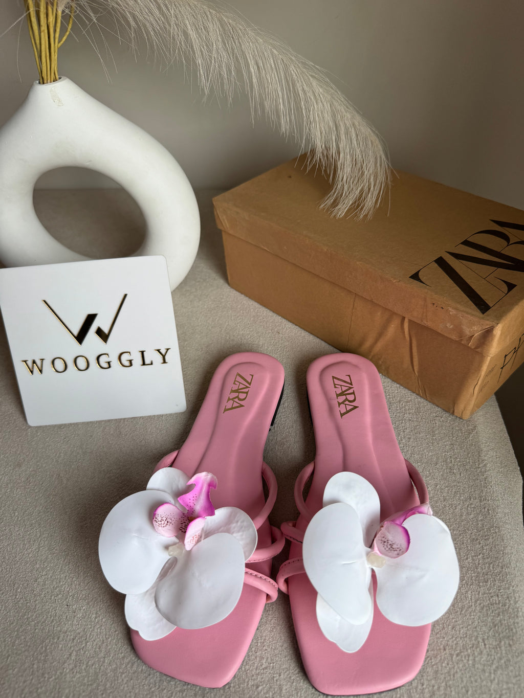 VIRAL FLOWER SLIDES - Baby Pink with White
