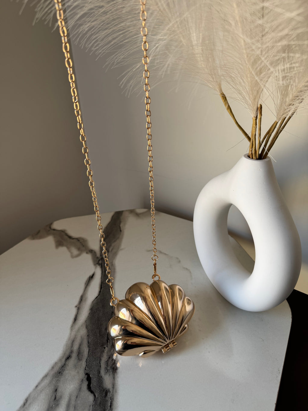 Seashell Metallic Clutch with Chain - Gold