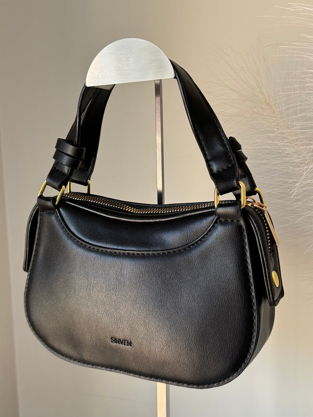 Sleek Aura Bag - Black