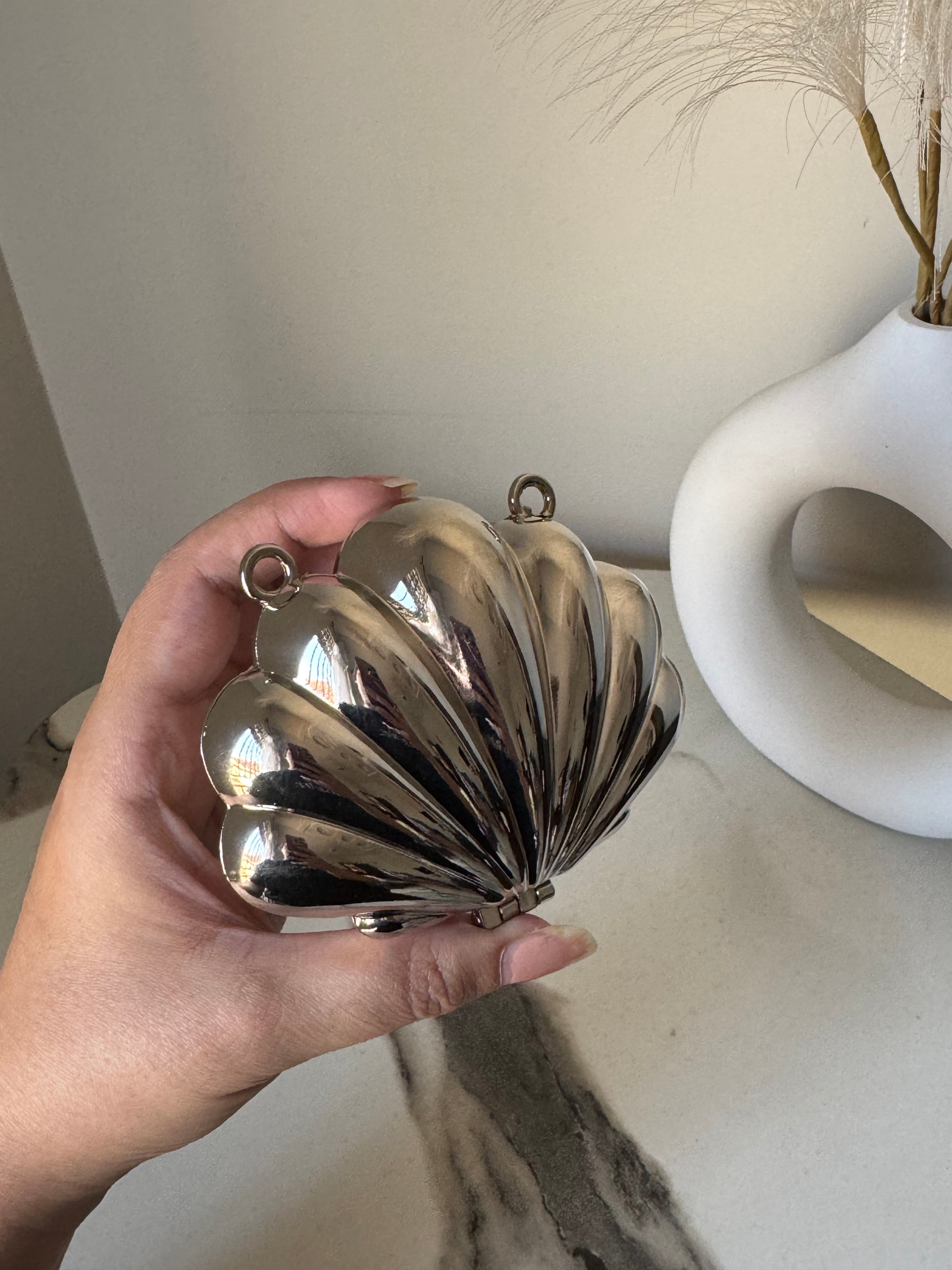 Seashell Metallic Clutch with Chain - Silver
