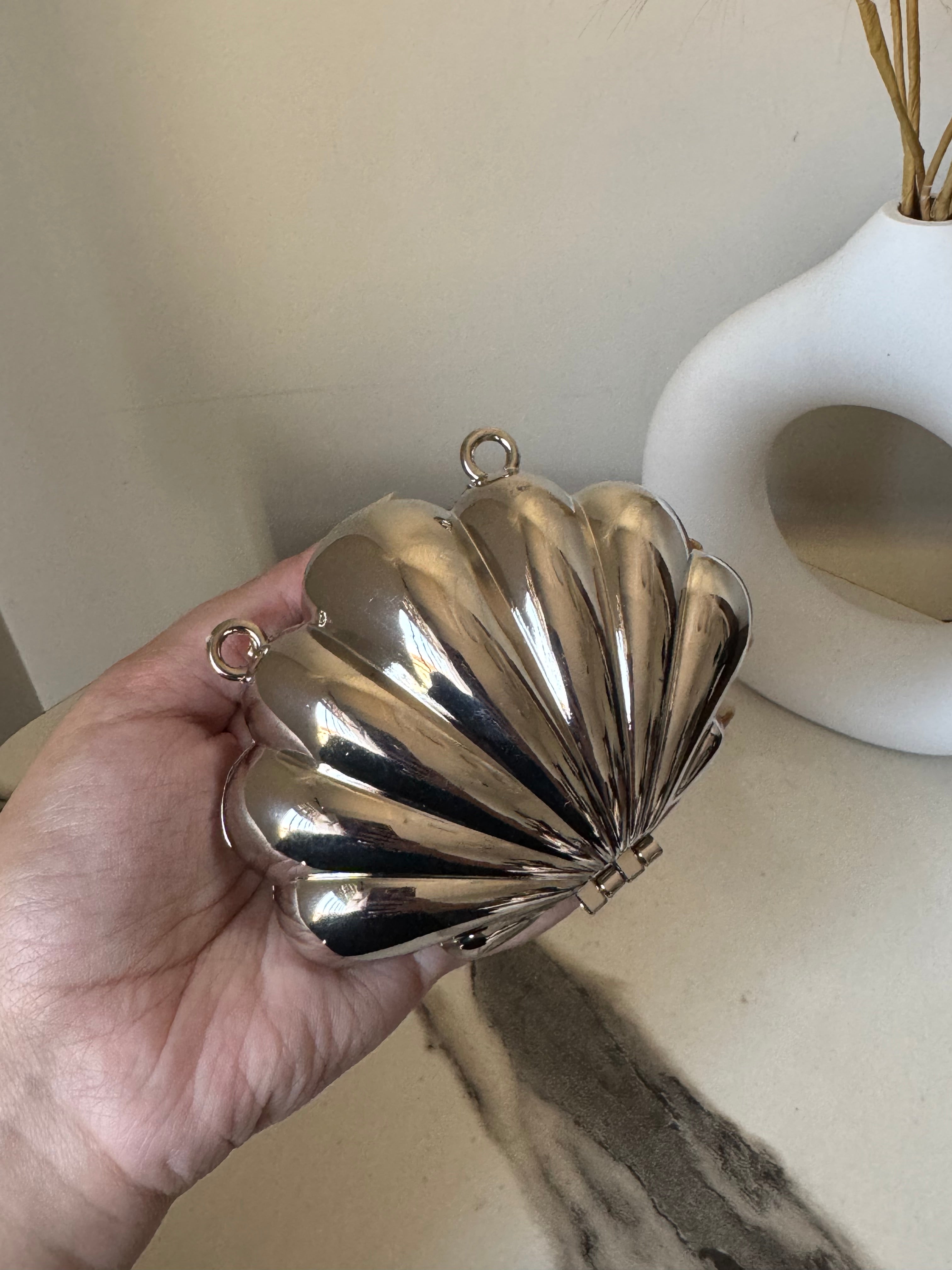 Seashell Metallic Clutch with Chain - Silver