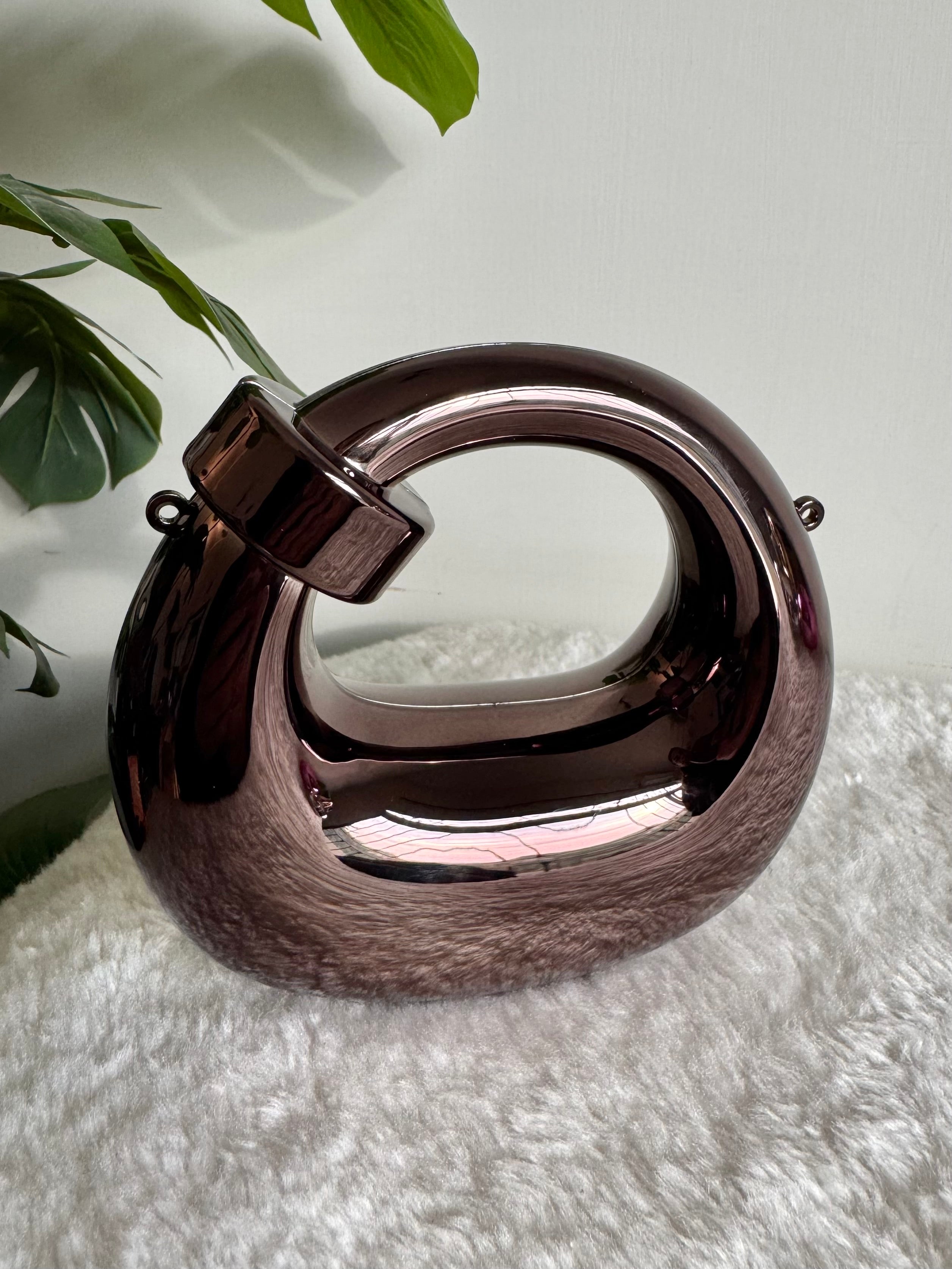 Viral Metallic Knot Clutch with Chain - Mini Black