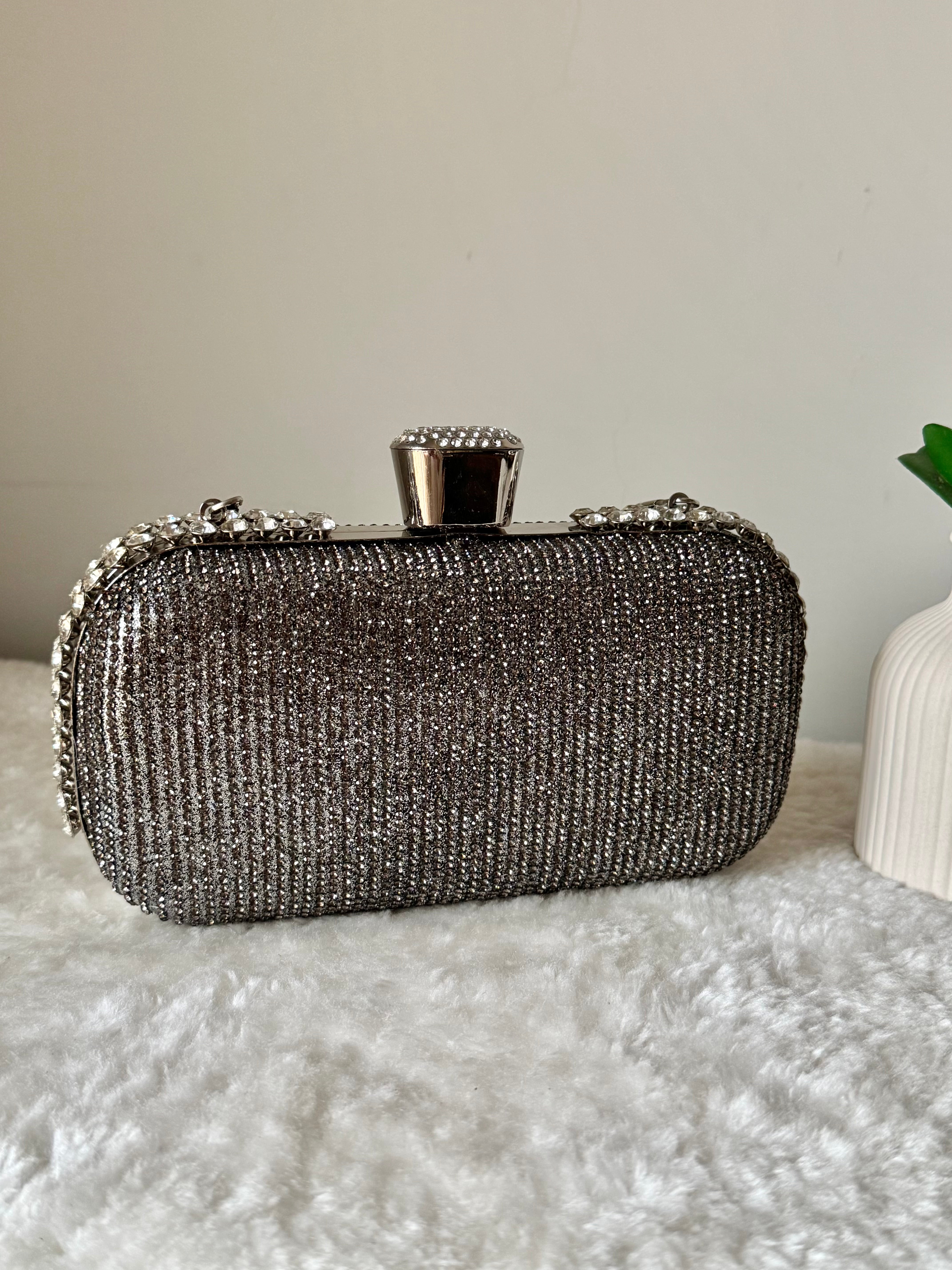 Diva Mode Clutch - Silverish Grey