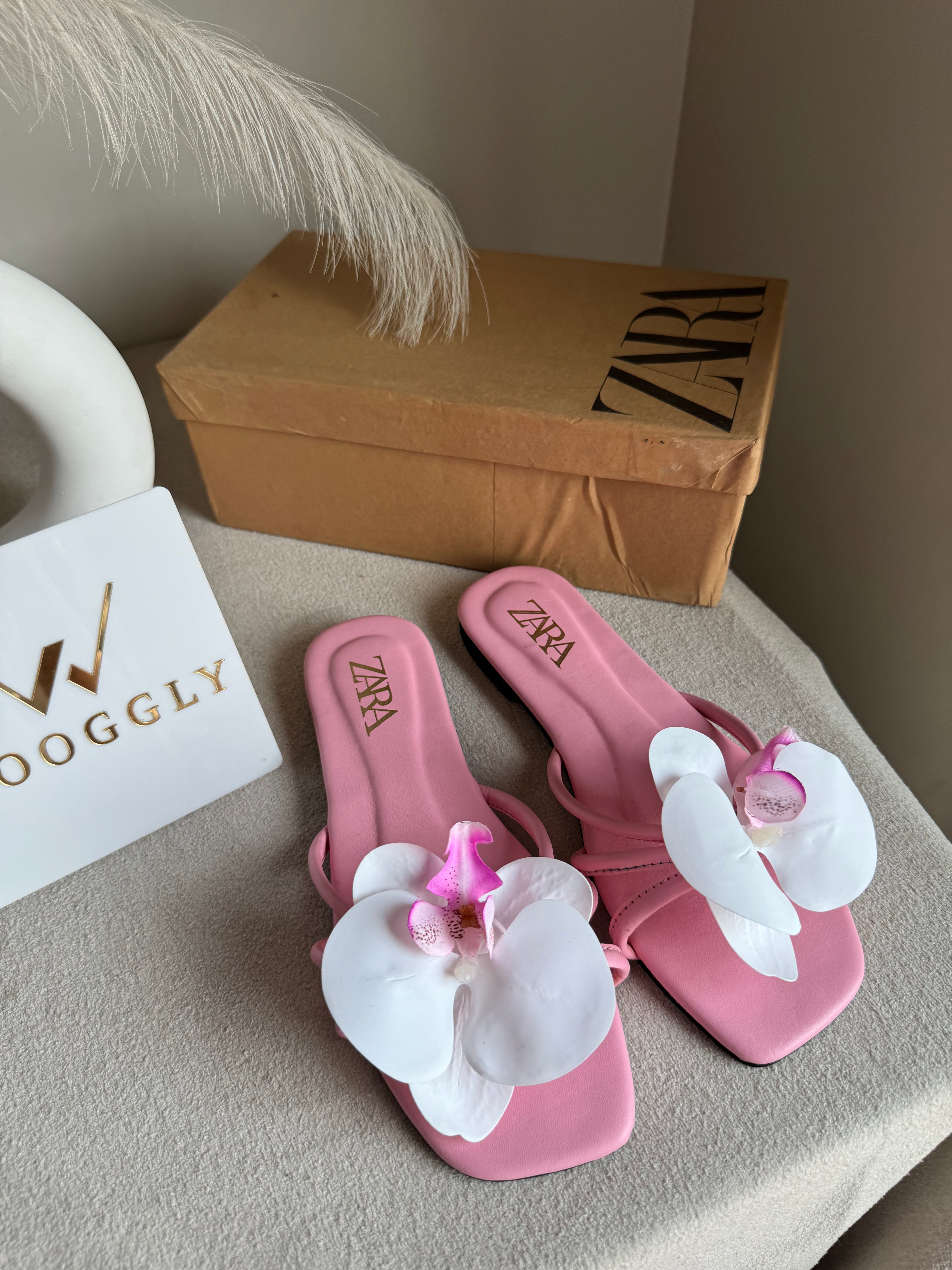 VIRAL FLOWER SLIDES - Baby Pink with White