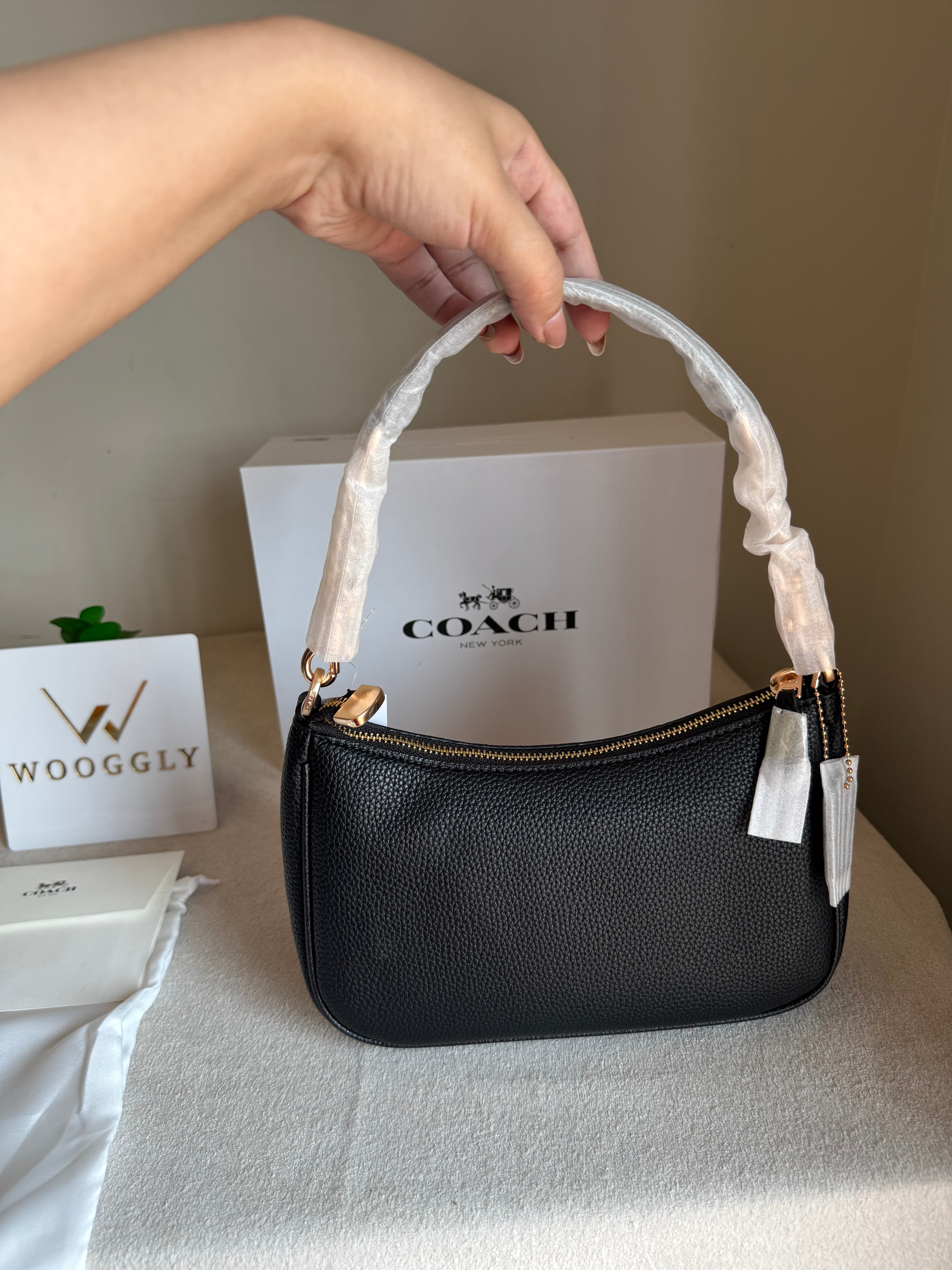 COACH TERI PREMIUM (Black) - MAGNETIC BOX PACKING