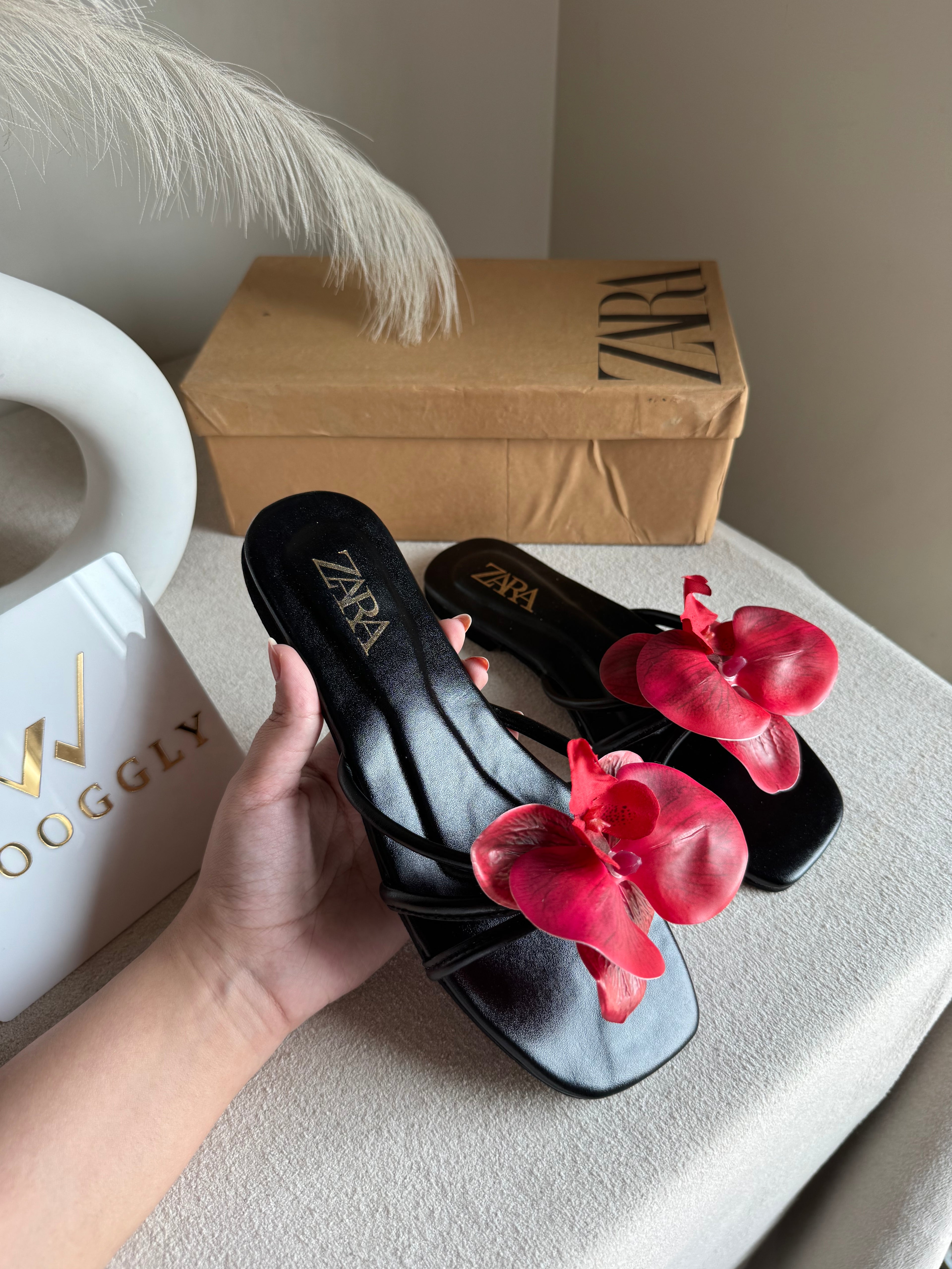 VIRAL FLOWER SLIDES - Black with Red Flower
