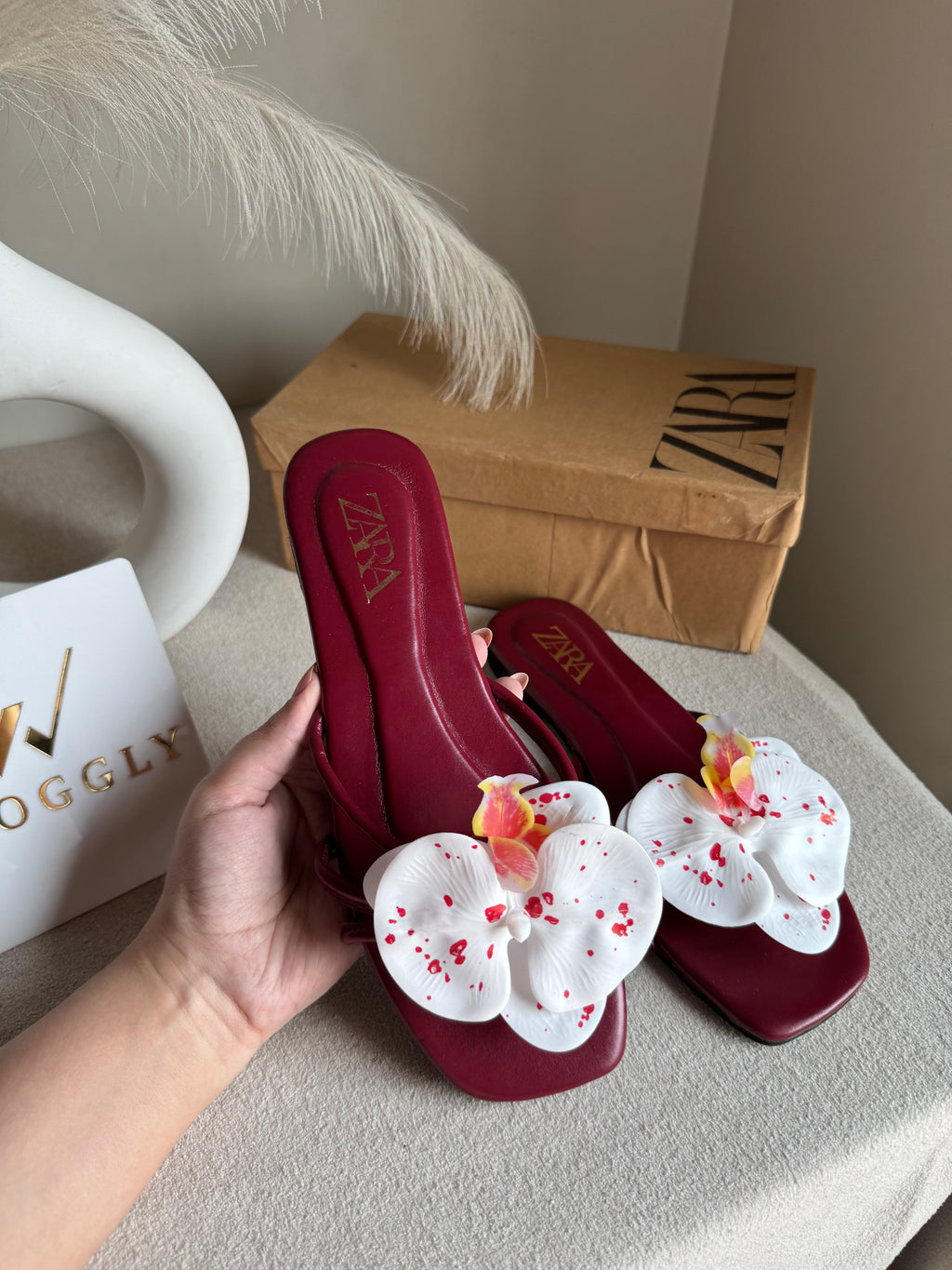 VIRAL FLOWER SLIDES - Maroon with White