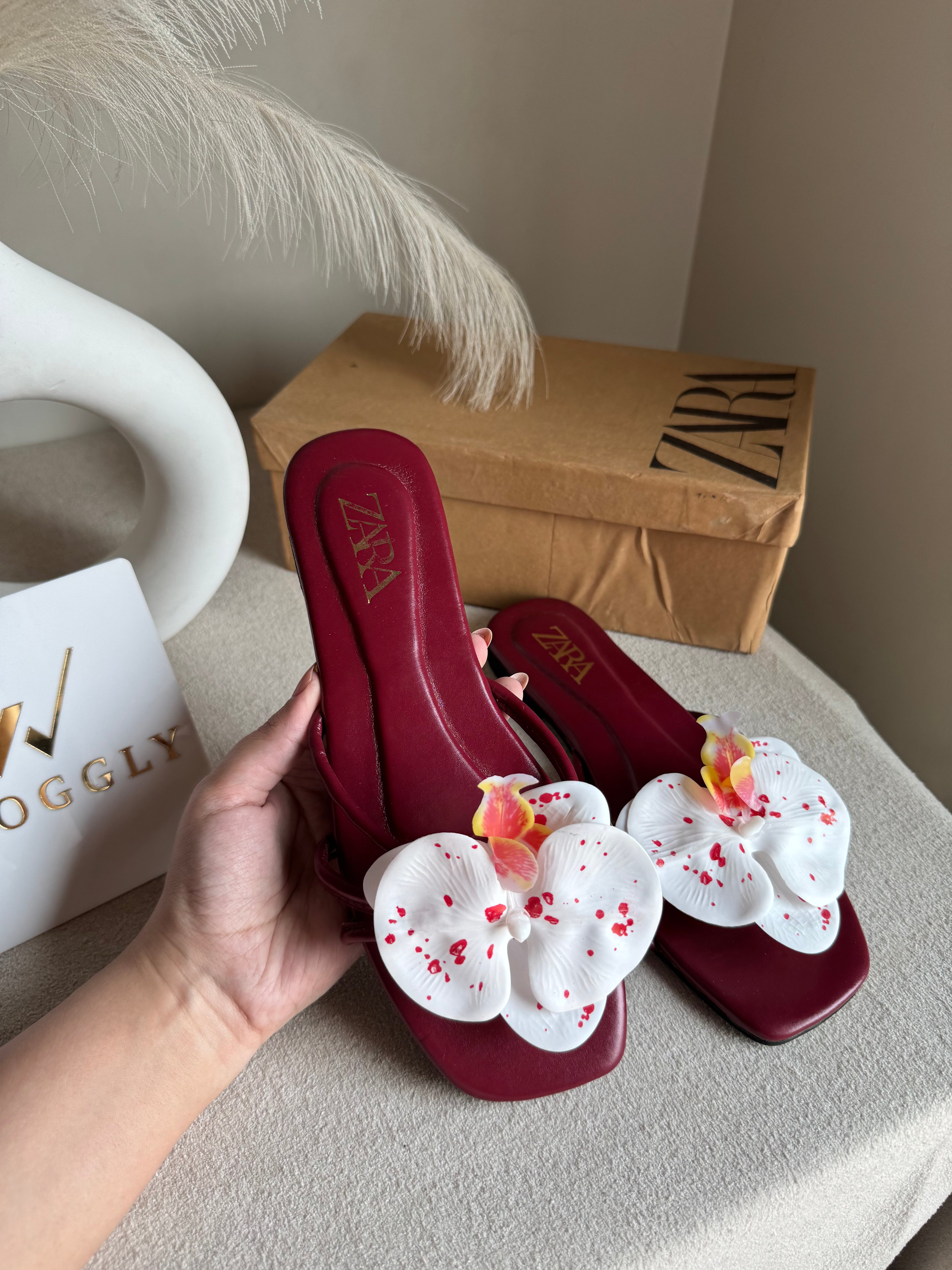 VIRAL FLOWER SLIDES - Maroon with White