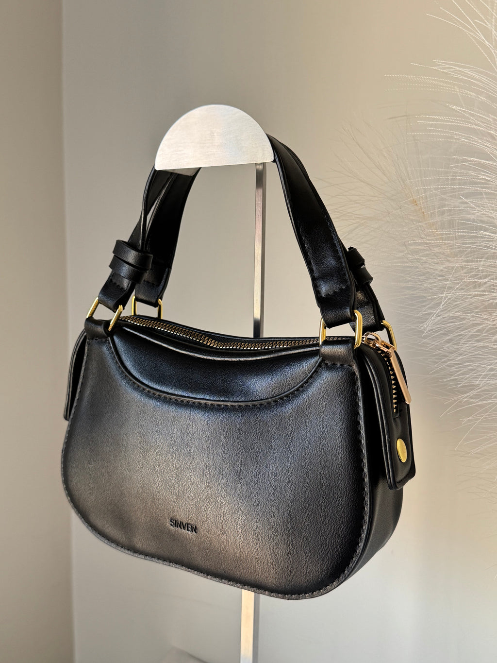 Sleek Aura Bag - Black