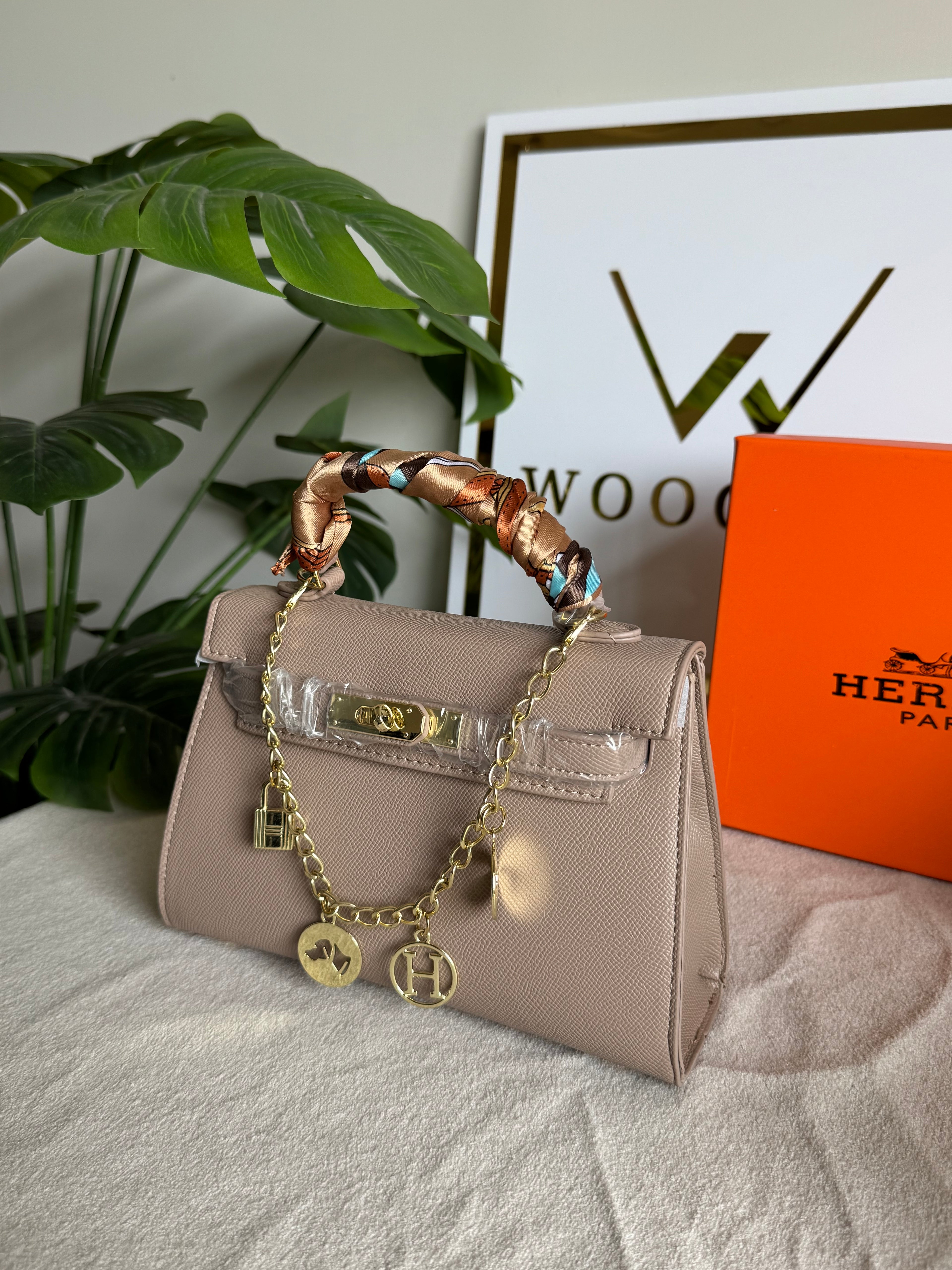 Hermes Kelly BOX PACKING with Chain and Silk Scarf (Beige)