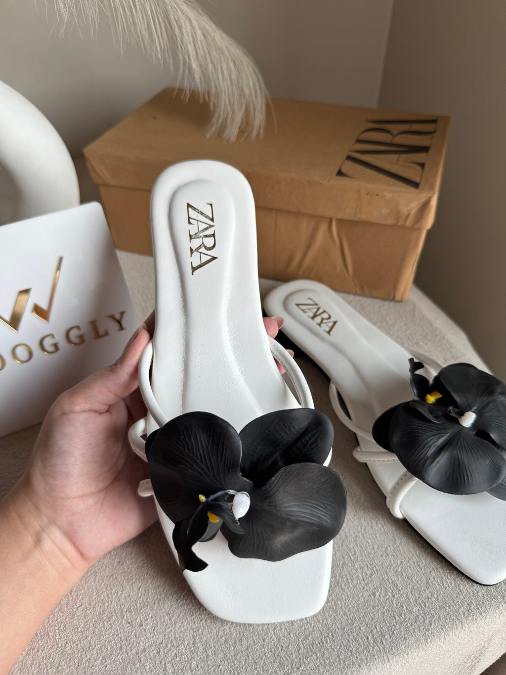 VIRAL FLOWER SLIDES - White with Black