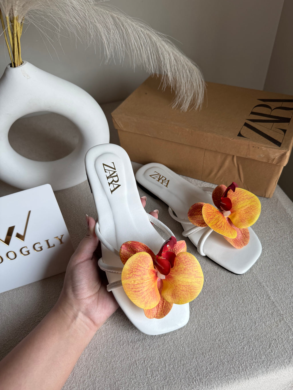 VIRAL FLOWER SLIDES - White with Orangish Red