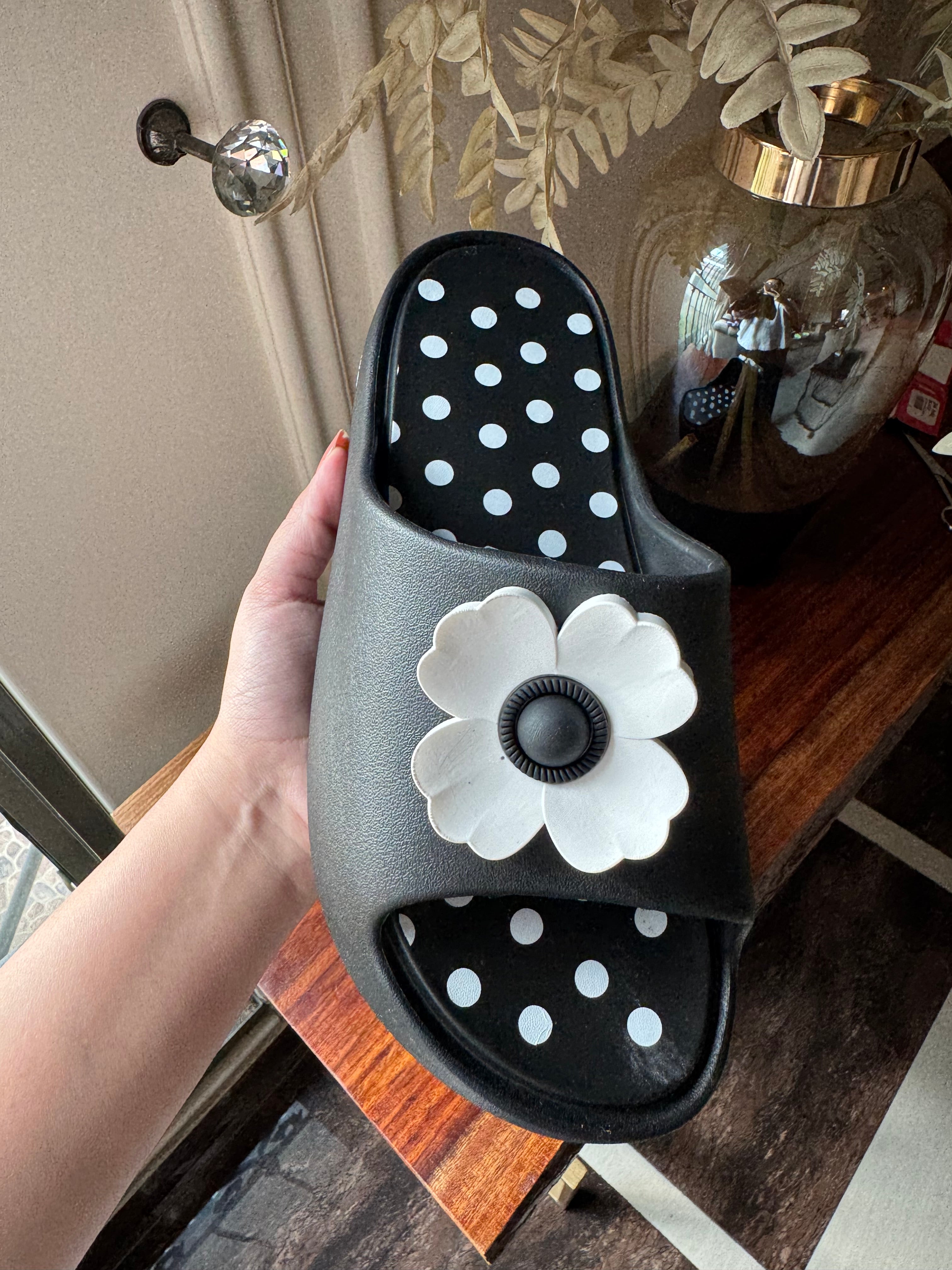 Soft Floral Slides - Black & White