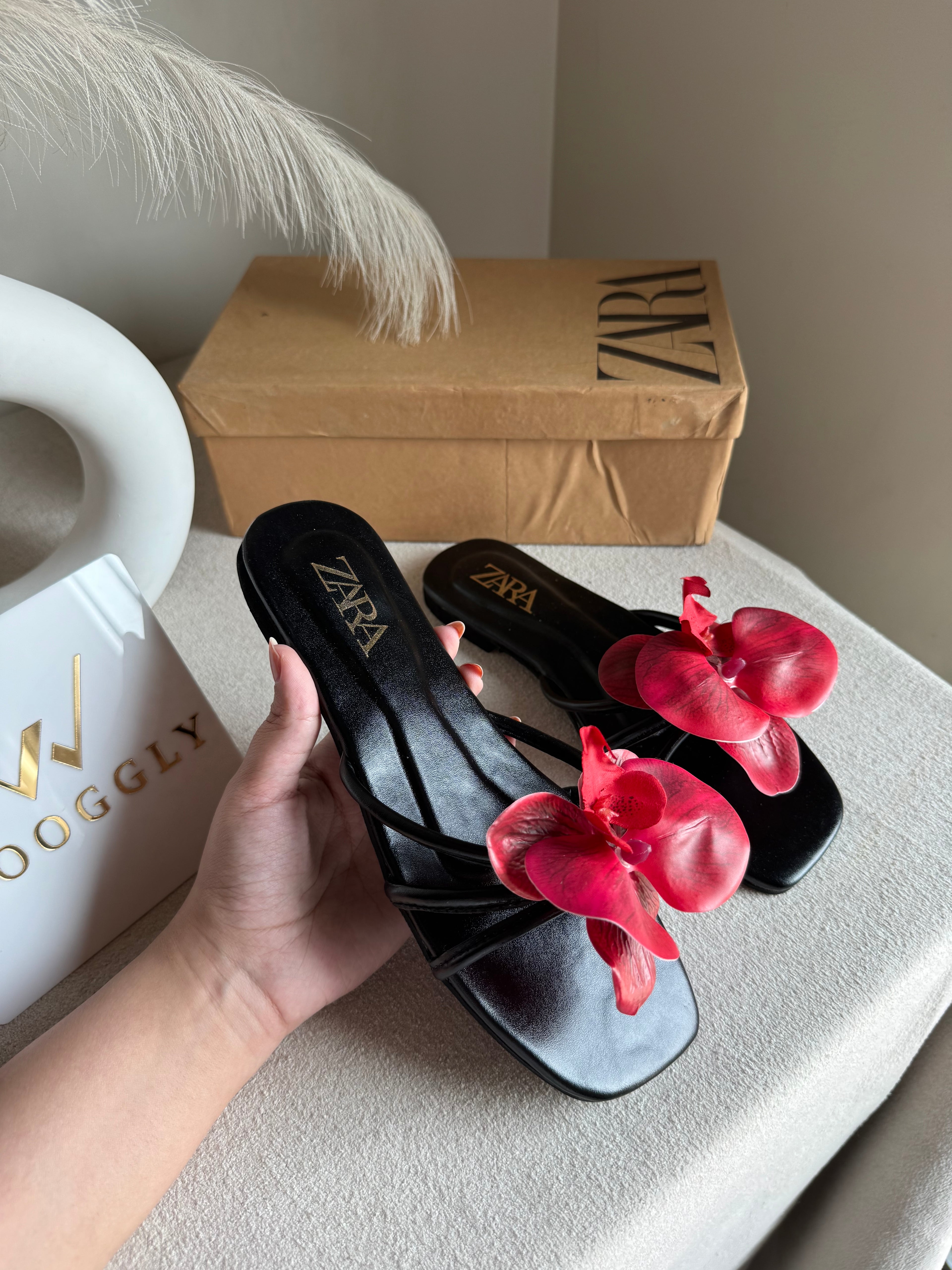 VIRAL FLOWER SLIDES - Black with Red Flower