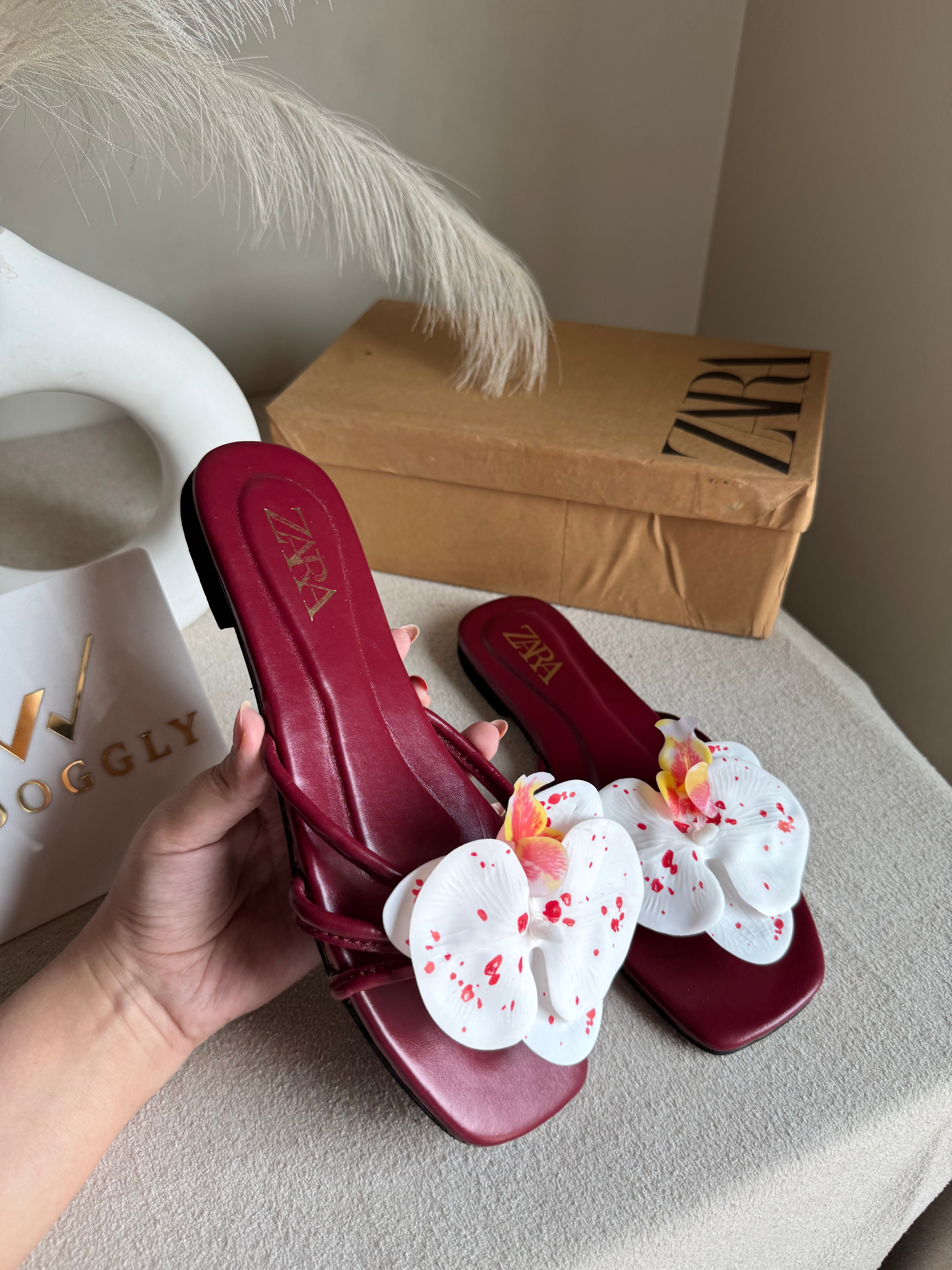 VIRAL FLOWER SLIDES - Maroon with White