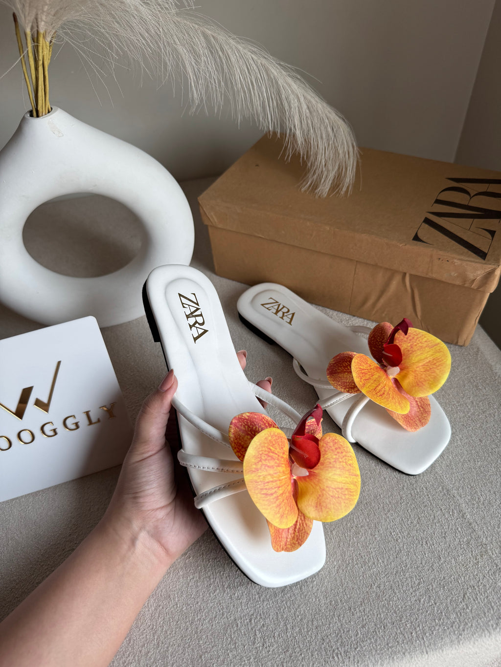 VIRAL FLOWER SLIDES - White with Orangish Red