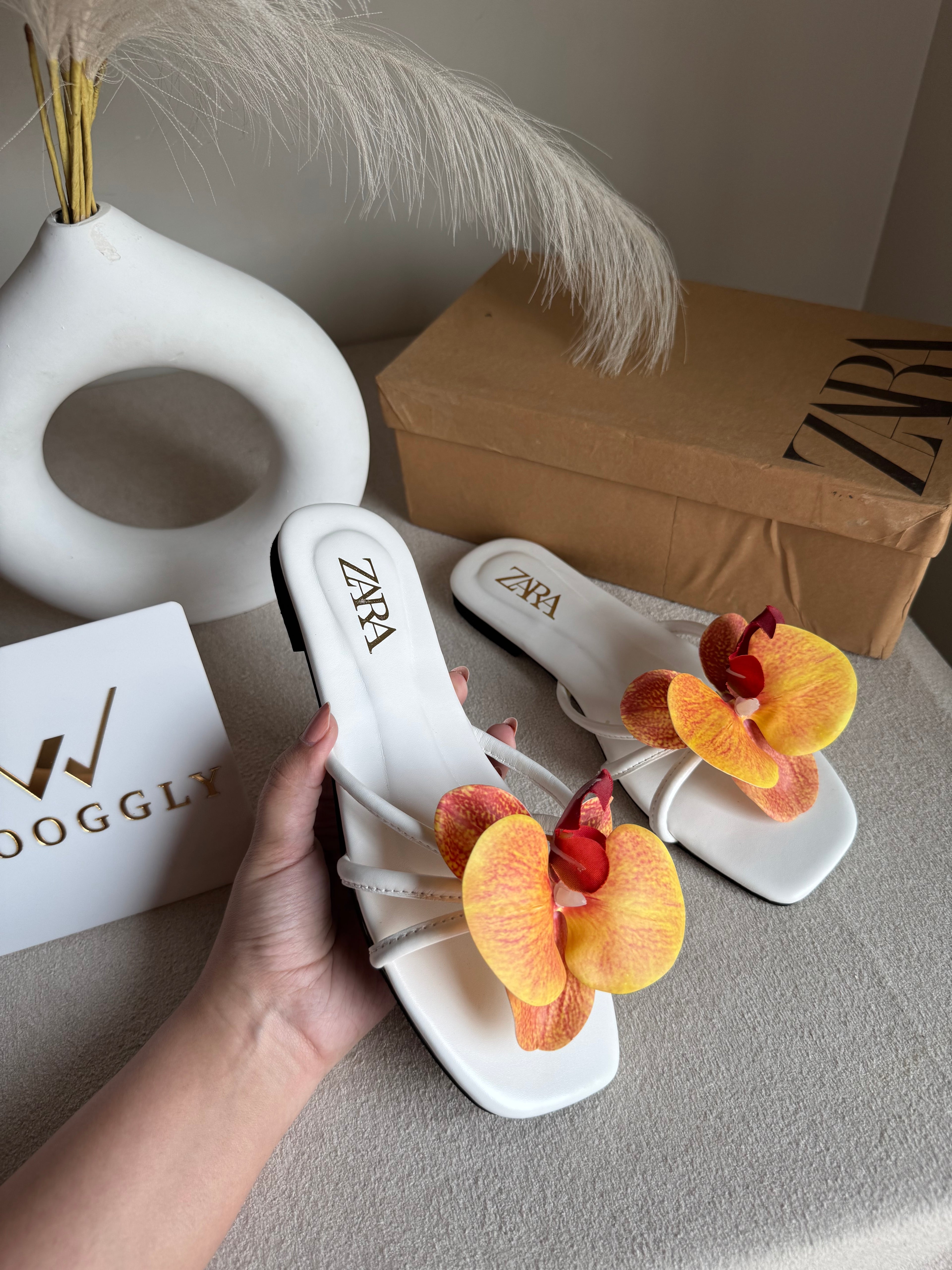VIRAL FLOWER SLIDES - White with Orangish Red