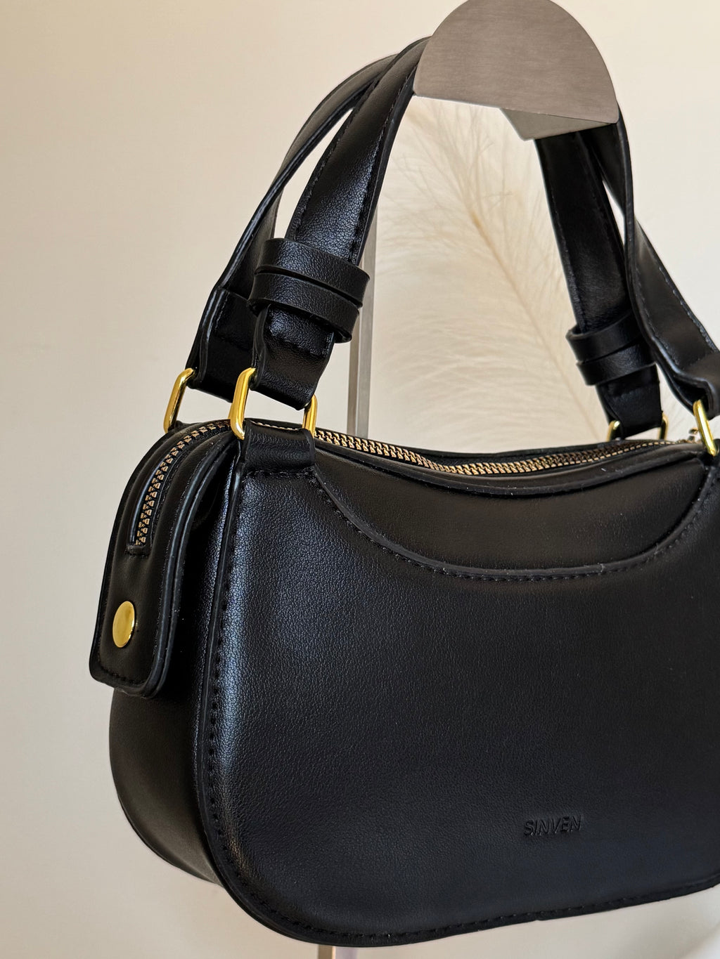 Sleek Aura Bag - Black
