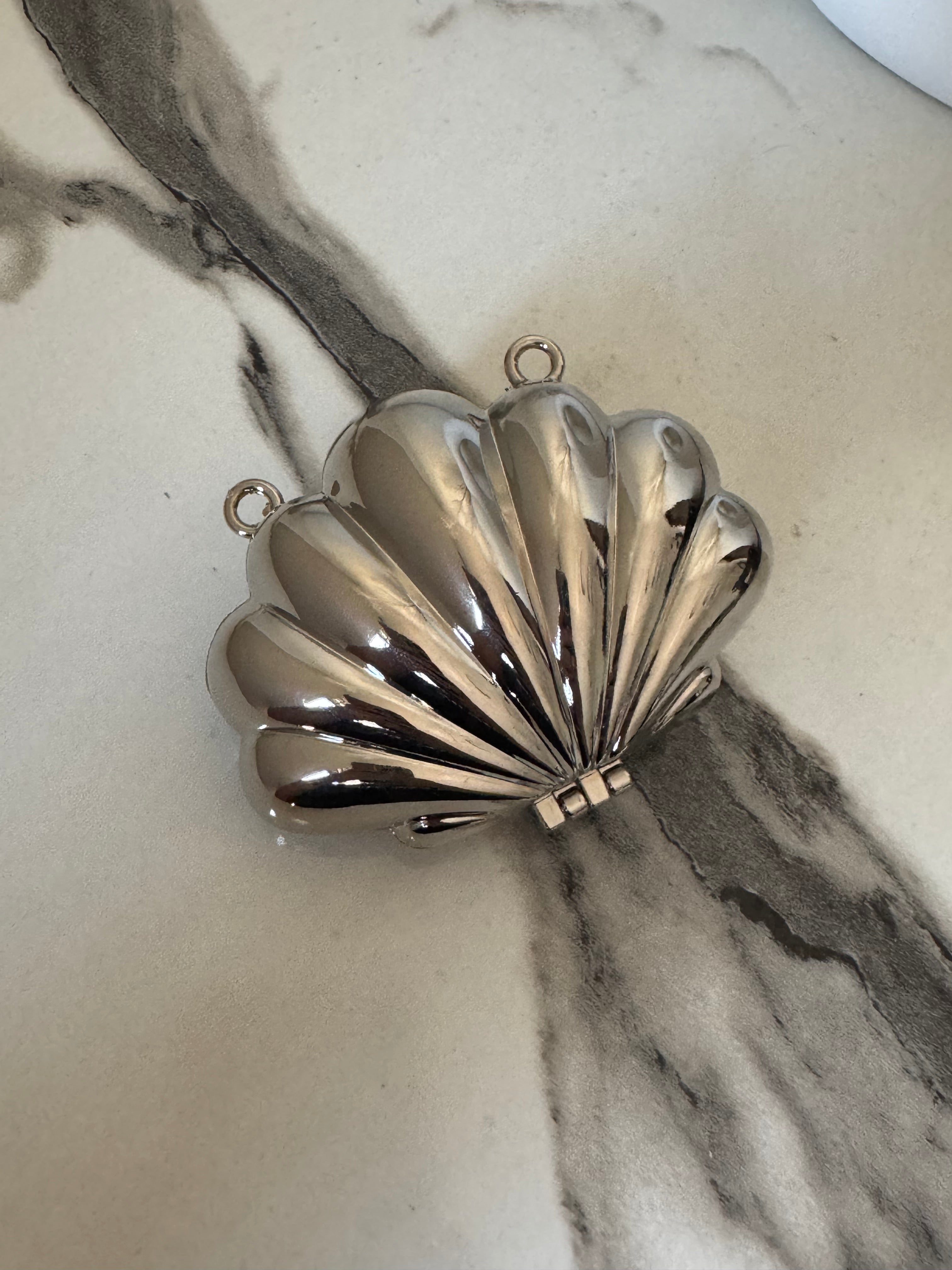 Seashell Metallic Clutch with Chain - Silver