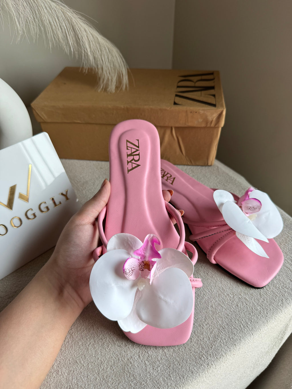 VIRAL FLOWER SLIDES - Baby Pink with White