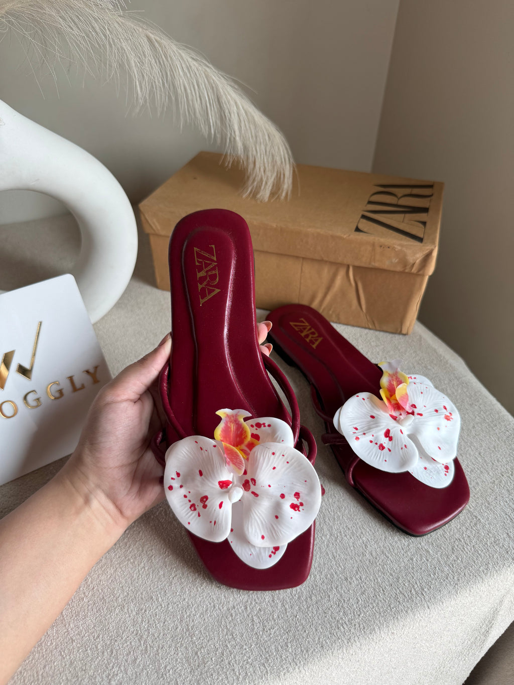 VIRAL FLOWER SLIDES - Maroon with White