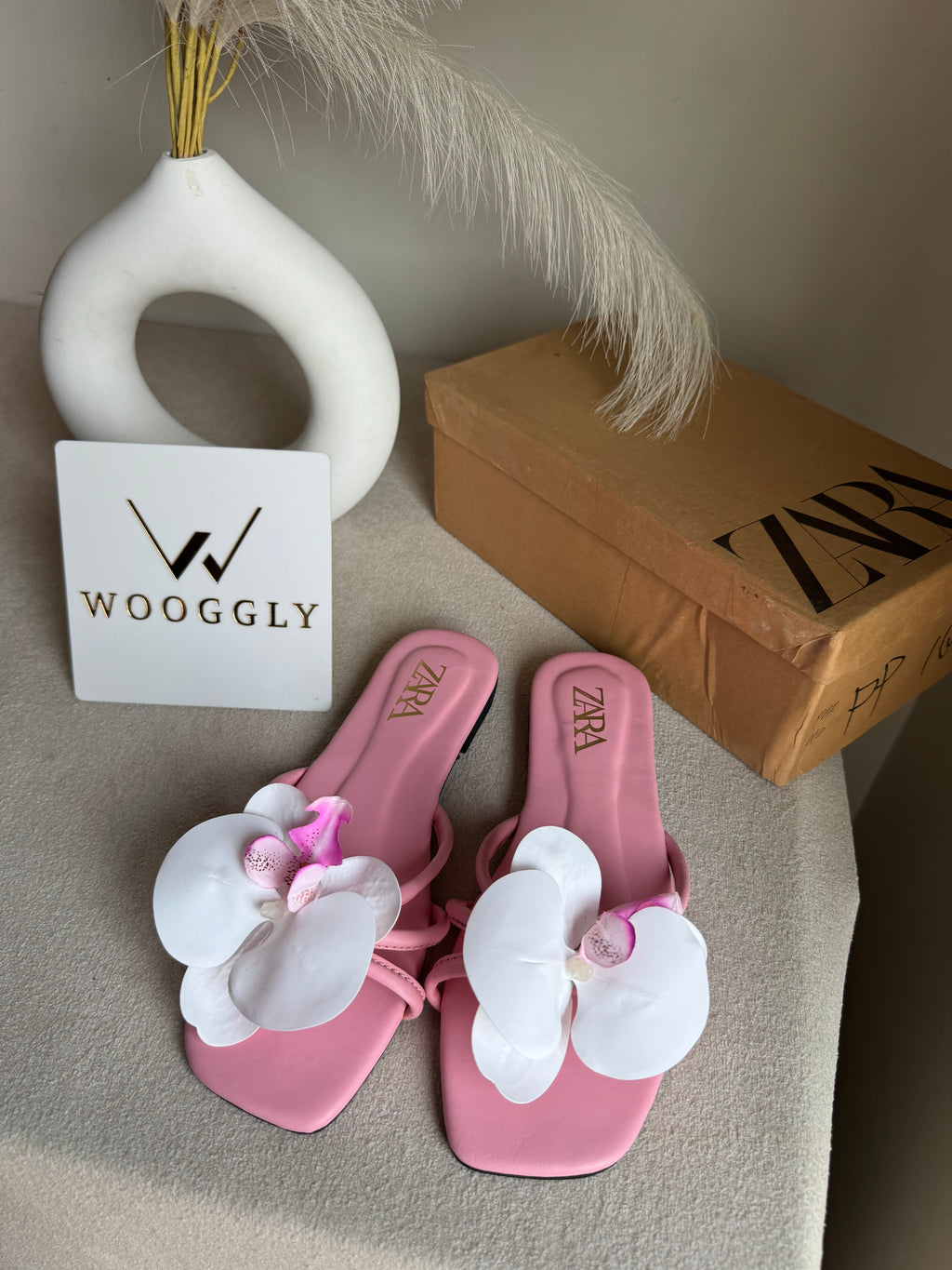 VIRAL FLOWER SLIDES - Baby Pink with White