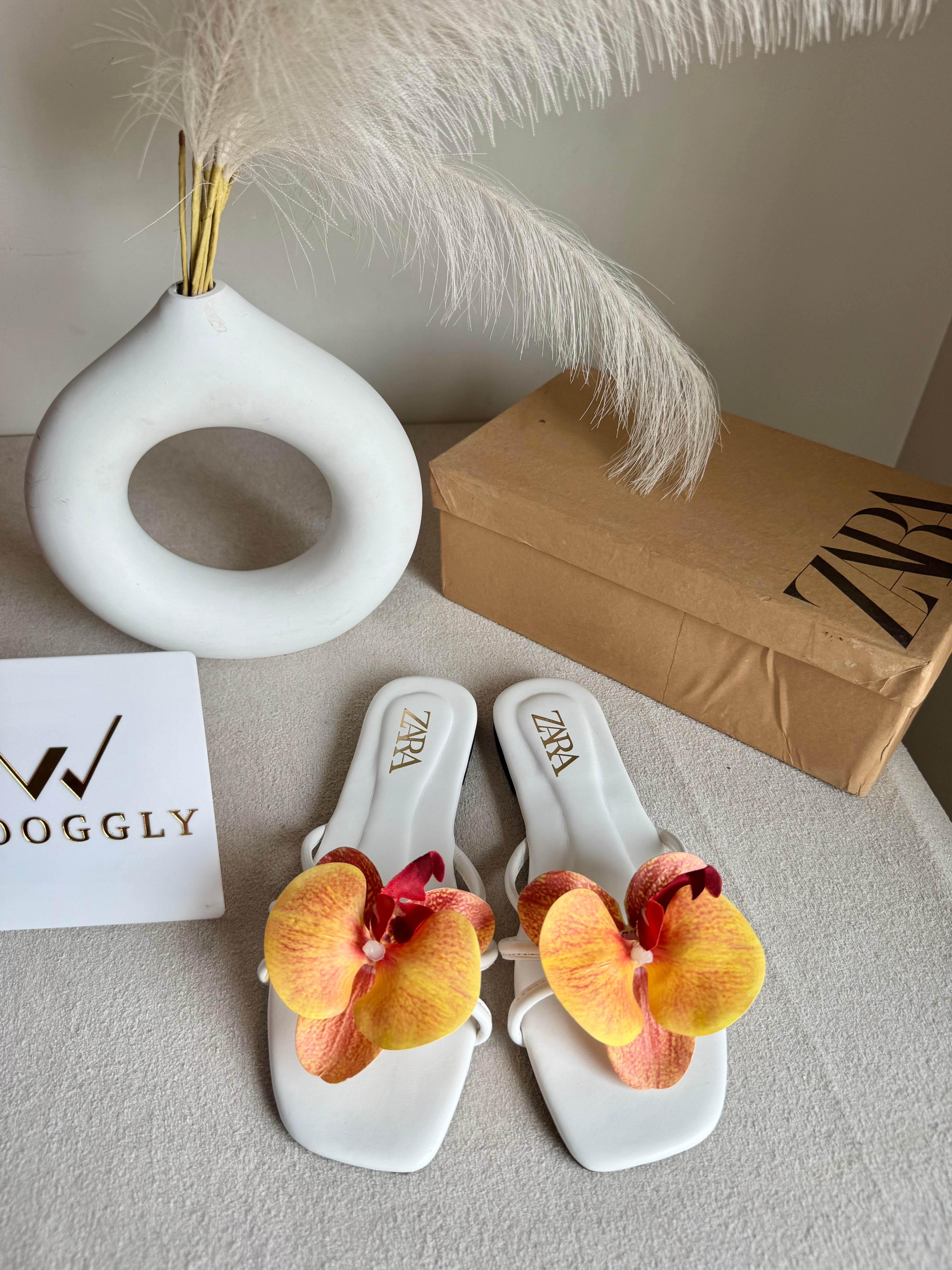 VIRAL FLOWER SLIDES - White with Orangish Red