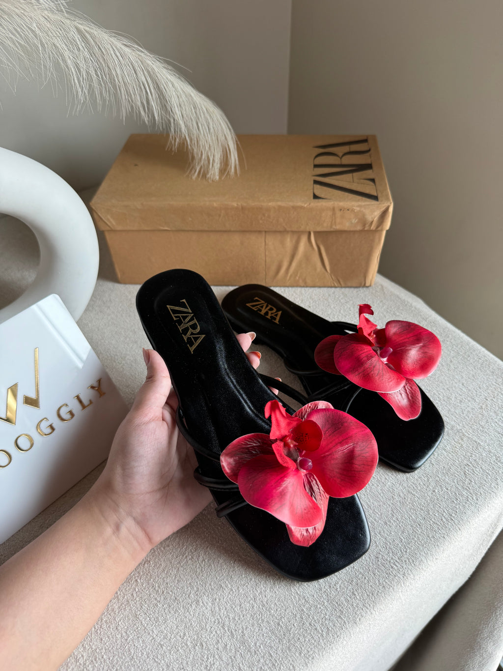 VIRAL FLOWER SLIDES - Black with Red Flower