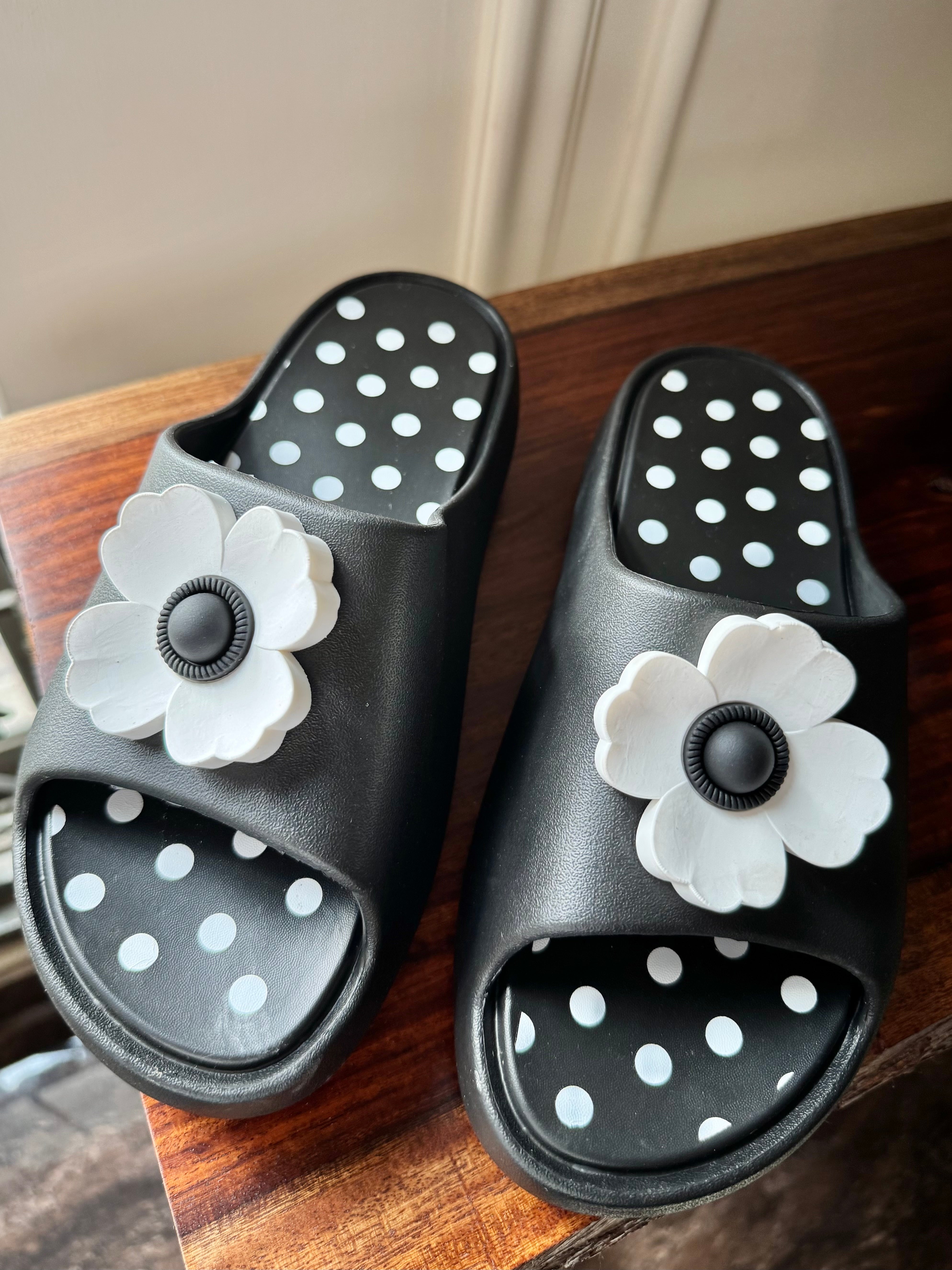 Soft Floral Slides - Black & White